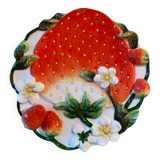 Assiette en relief à décor de fraise