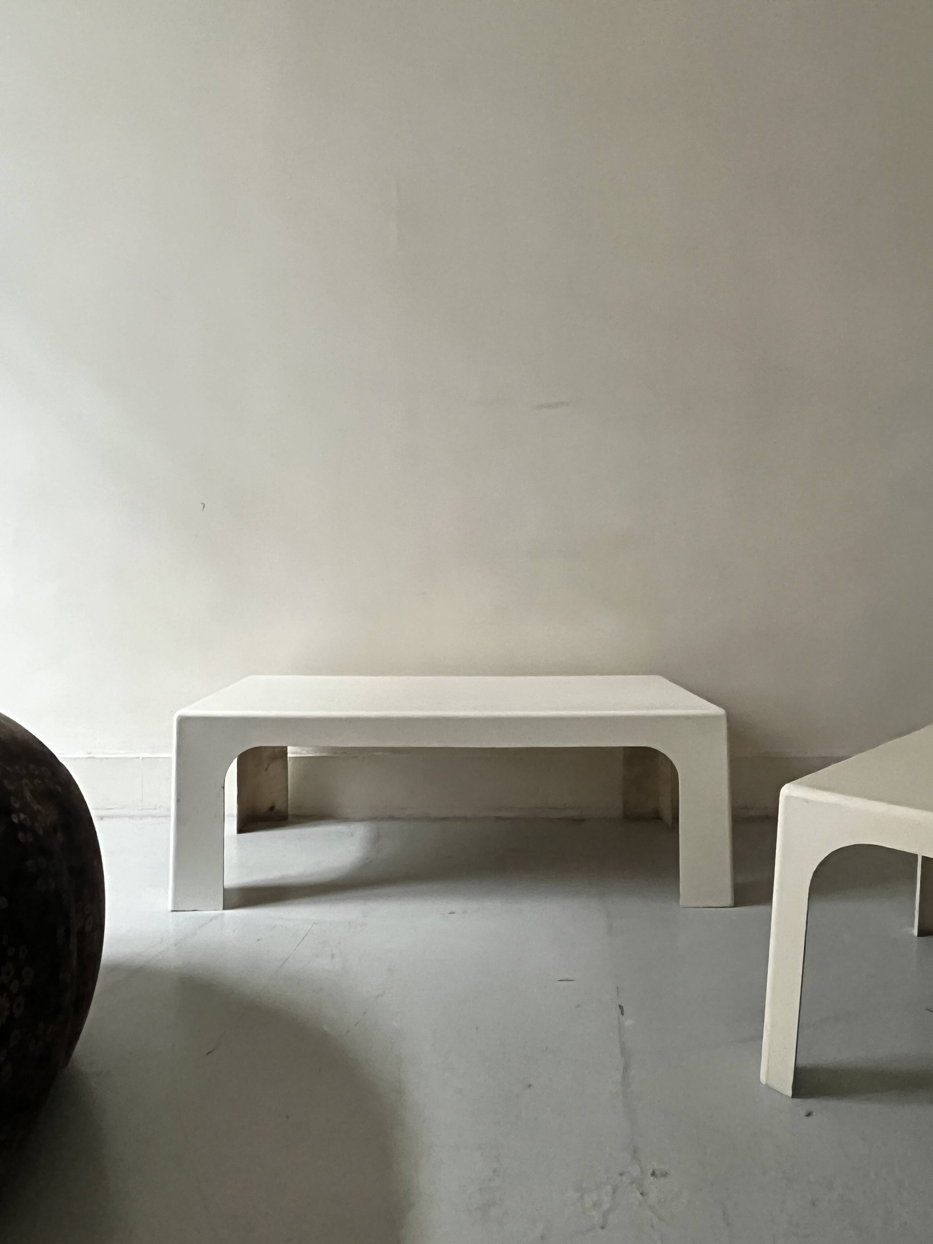 Prisunic coffee table in off-white fibreglass, 1970s design.