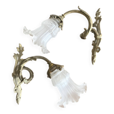 Paire d’appliques anciennes en bronze doré et tulipes en verre moulé