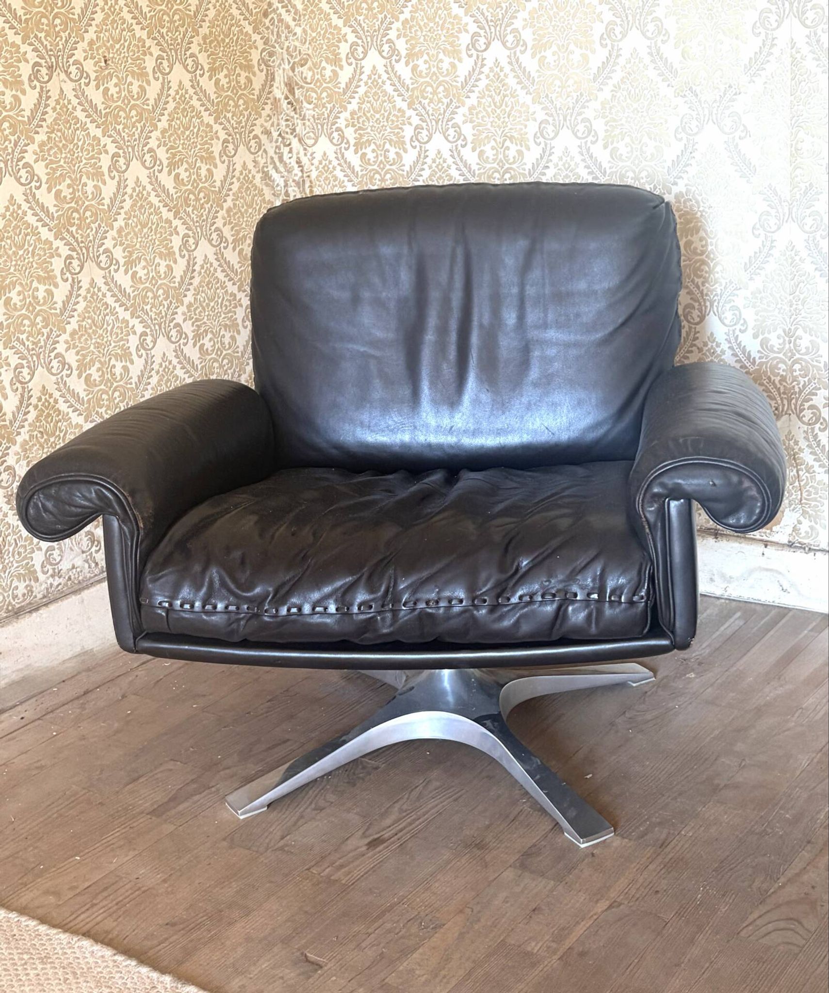 Set of 2 leather swivel lounge chairs De Sede DS-31