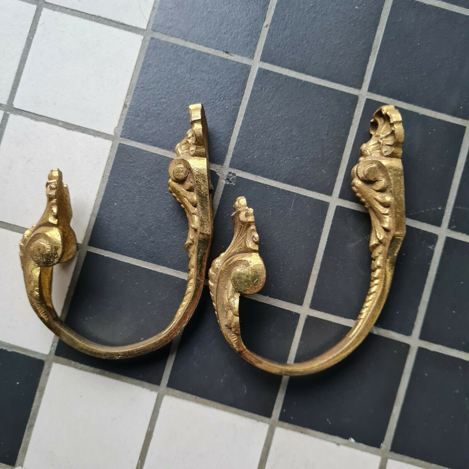 Pair of bronze kisses