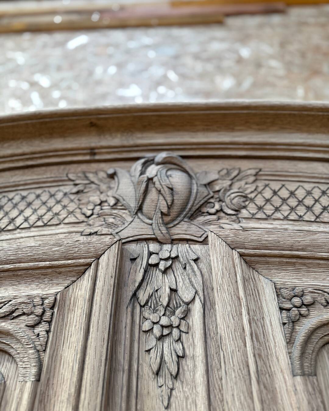 Armoire en chêne massif aérogommée - Style Louis XV