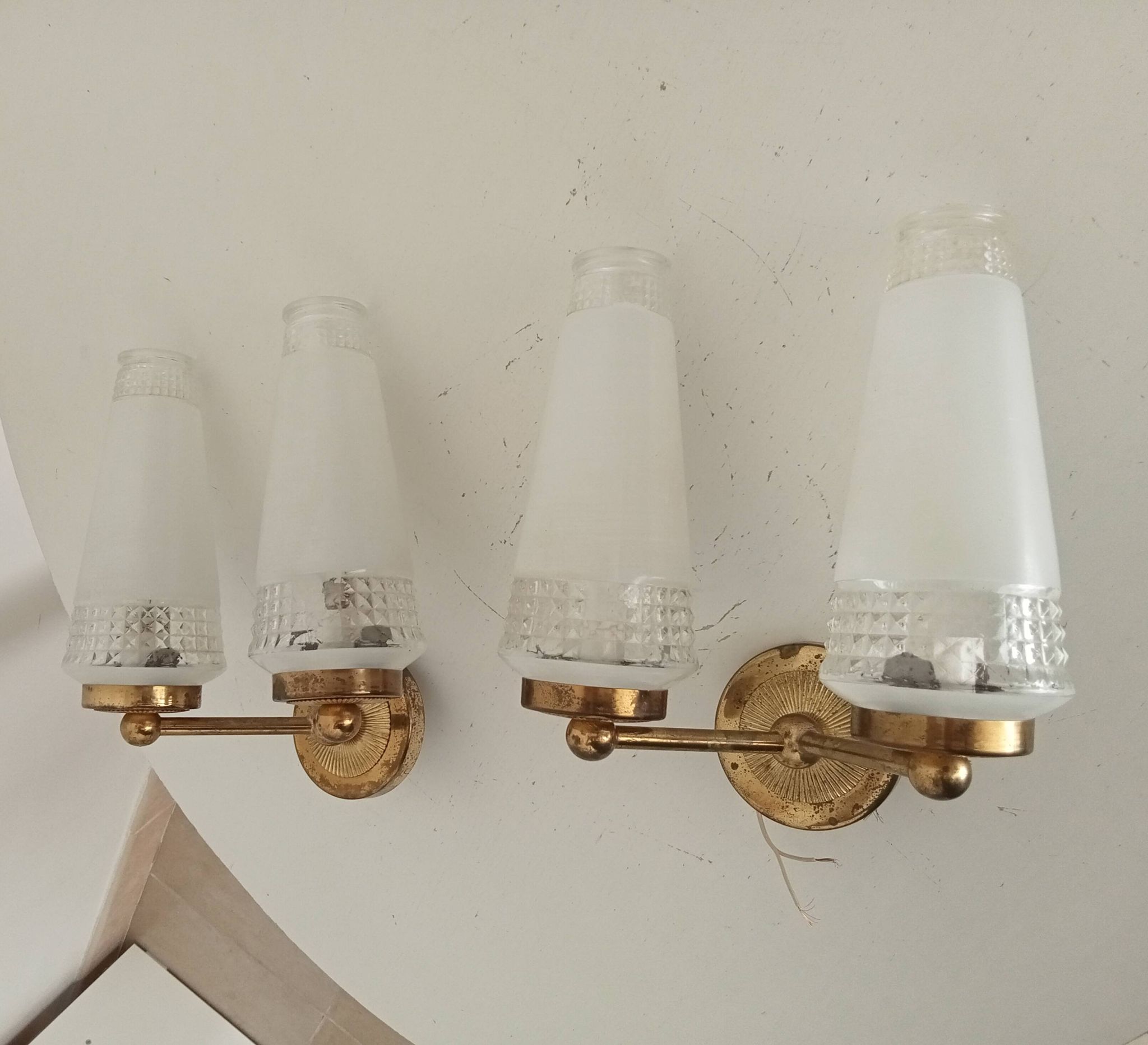 Pair of vintage double-light wall sconces in brass and etched glass from the 60s/70s.
