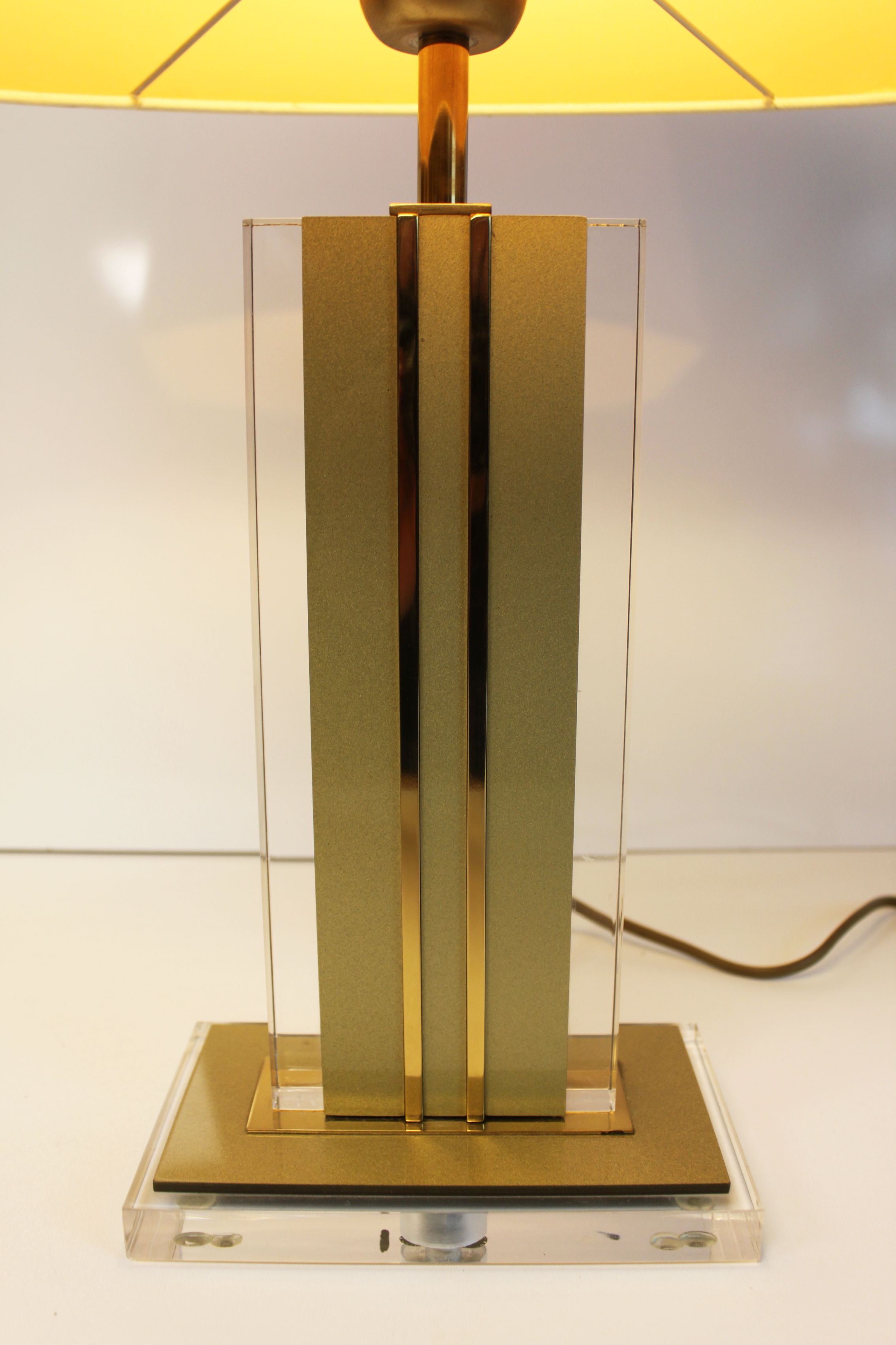 Table lamp in lucite and brass in Hollywood Regency style from the 70s.