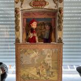 Théâtre de guignol et 2 marionnettes
