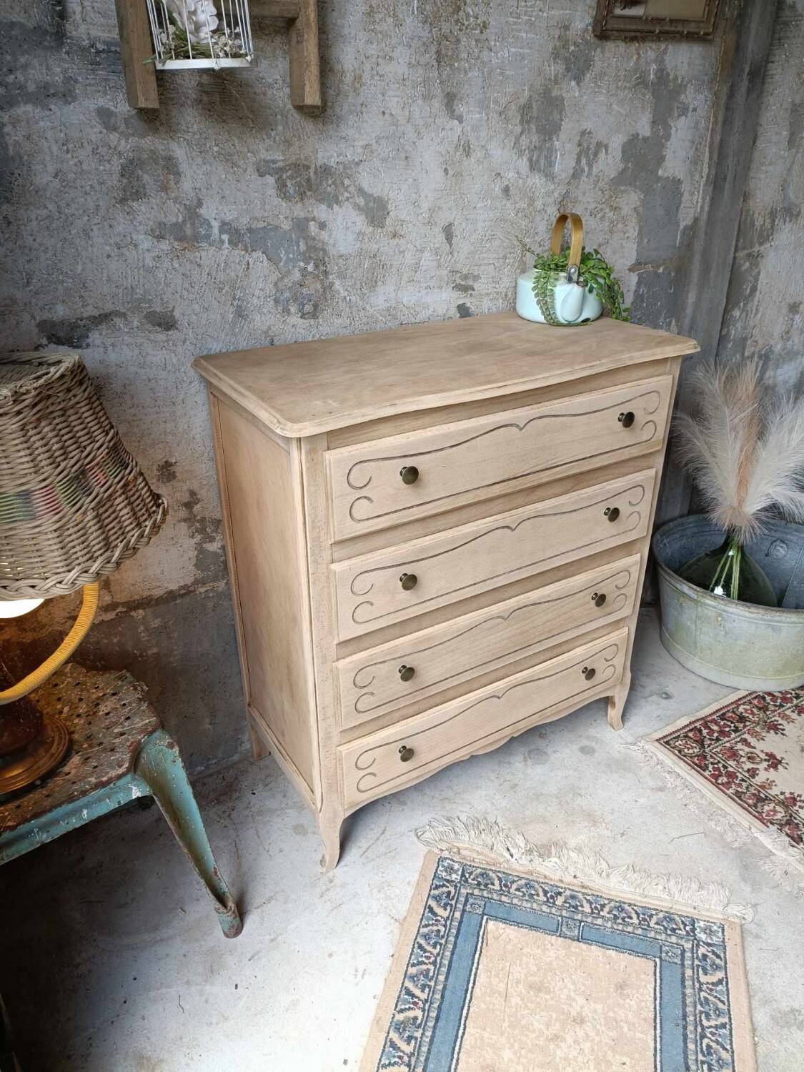 Wooden chest of drawers