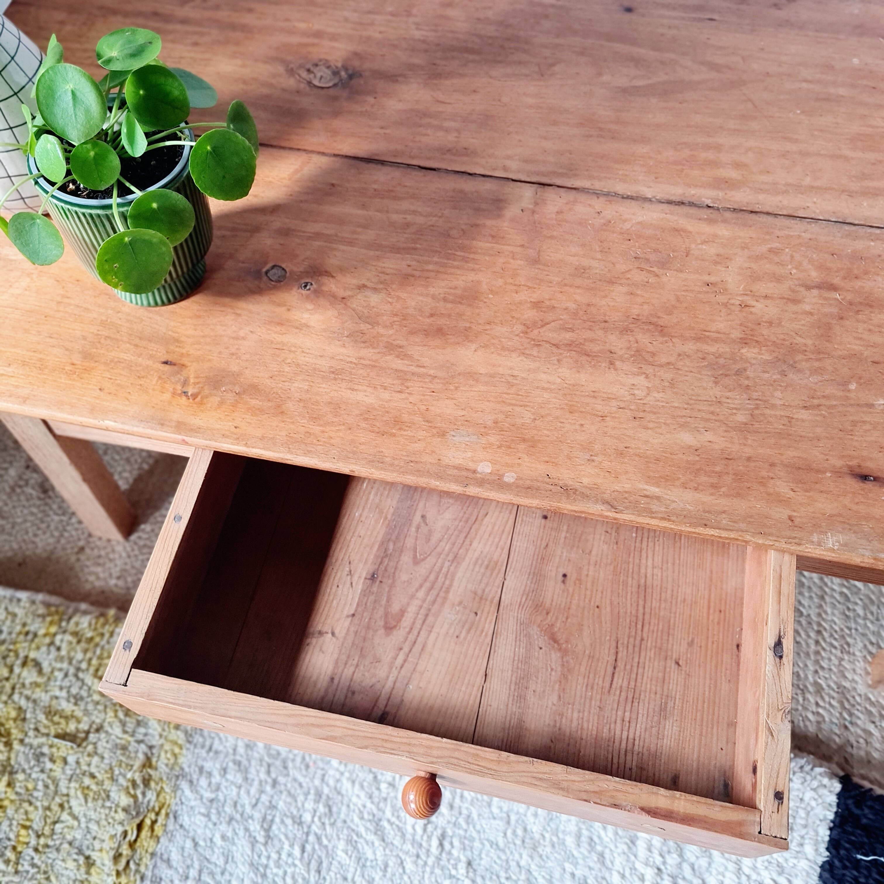 Old low farmhouse table in solid wood with its drawer - 128cm