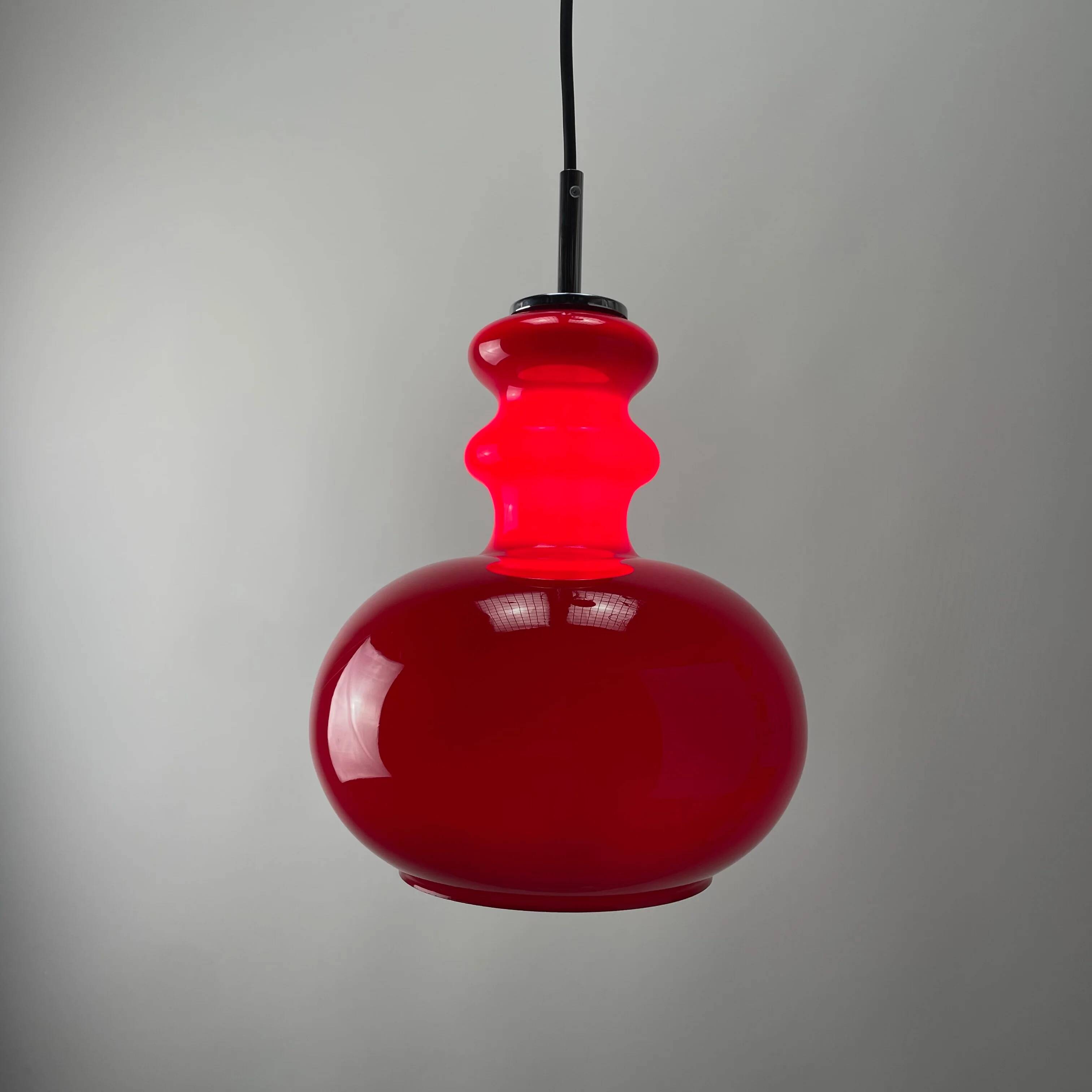 Suspension en verre rouge par Peill et Putzler, 1960