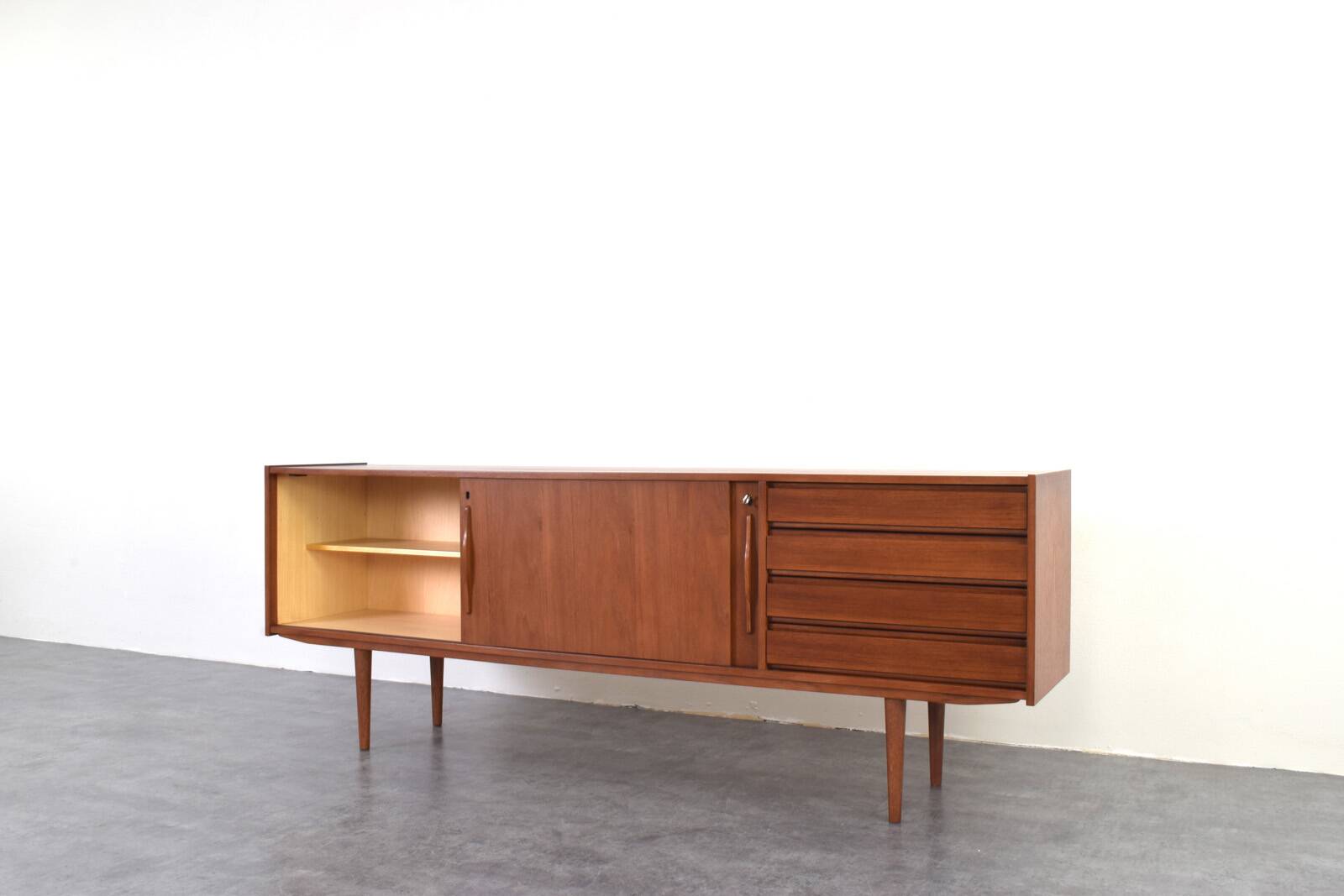 Buffet en teck danois du milieu du siècle, années 1960.
