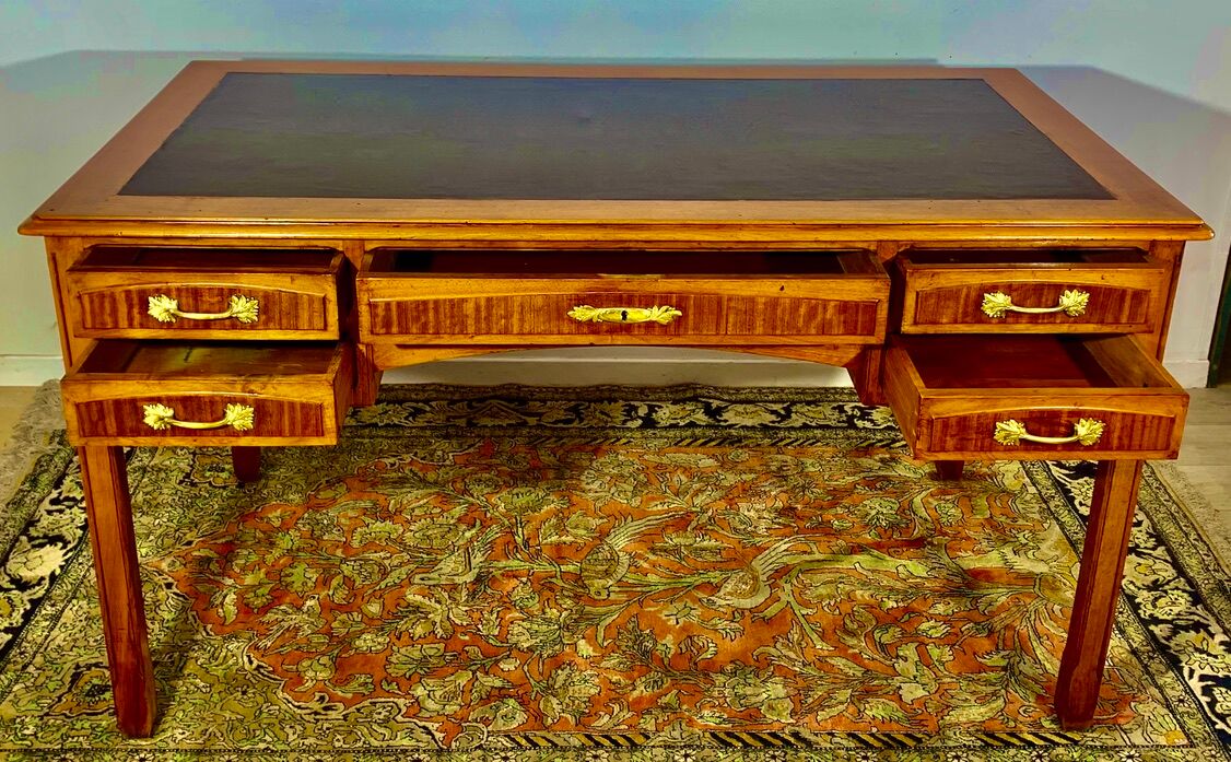 Flat desk in Mahogany Art Deco period 1920, marquetry of precious wood.