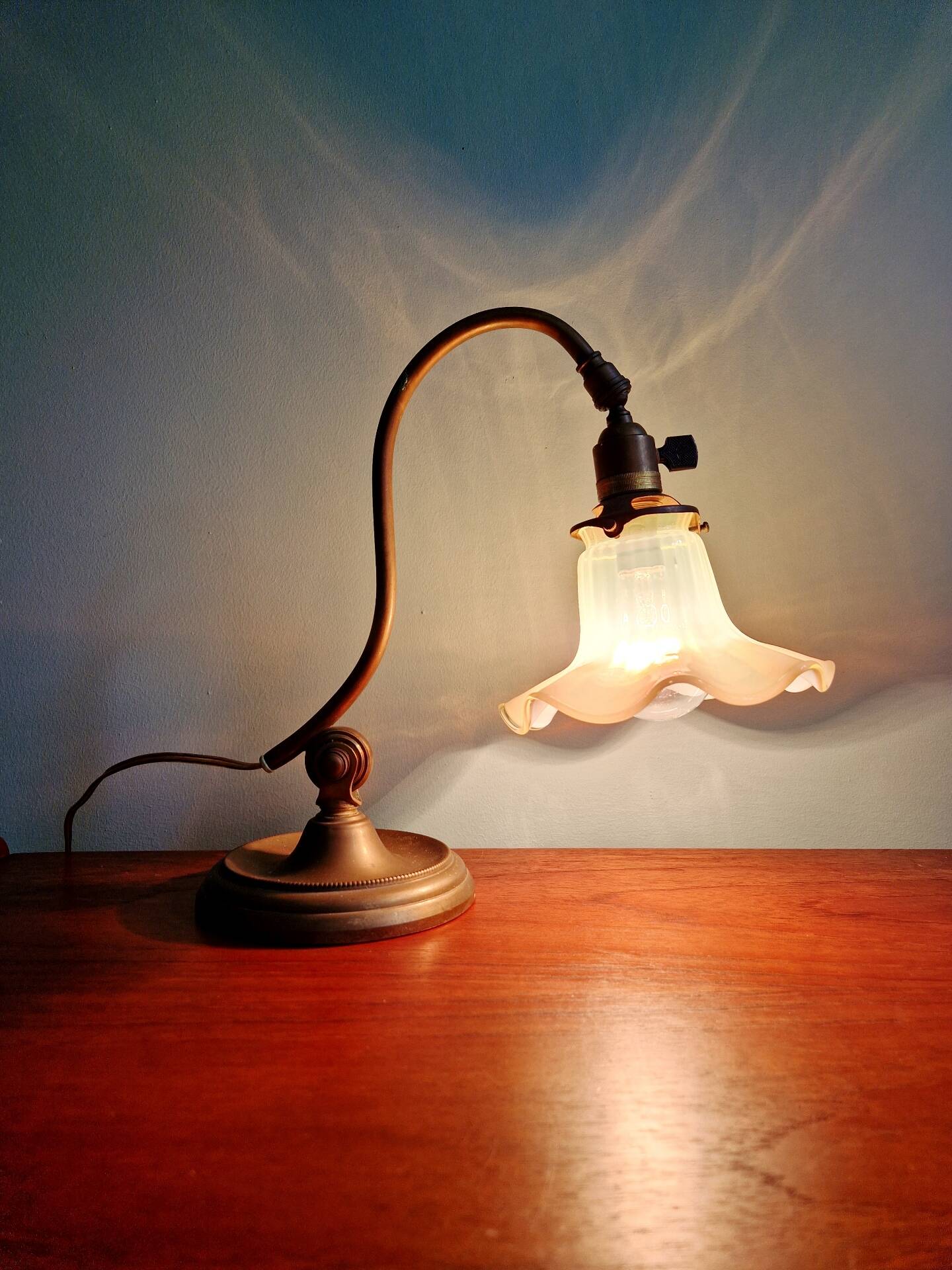 Art Nouveau desk lamp, bronze and opalescent glass