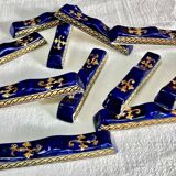 10 anciens porte couteau Gien Renaissance fond bleu