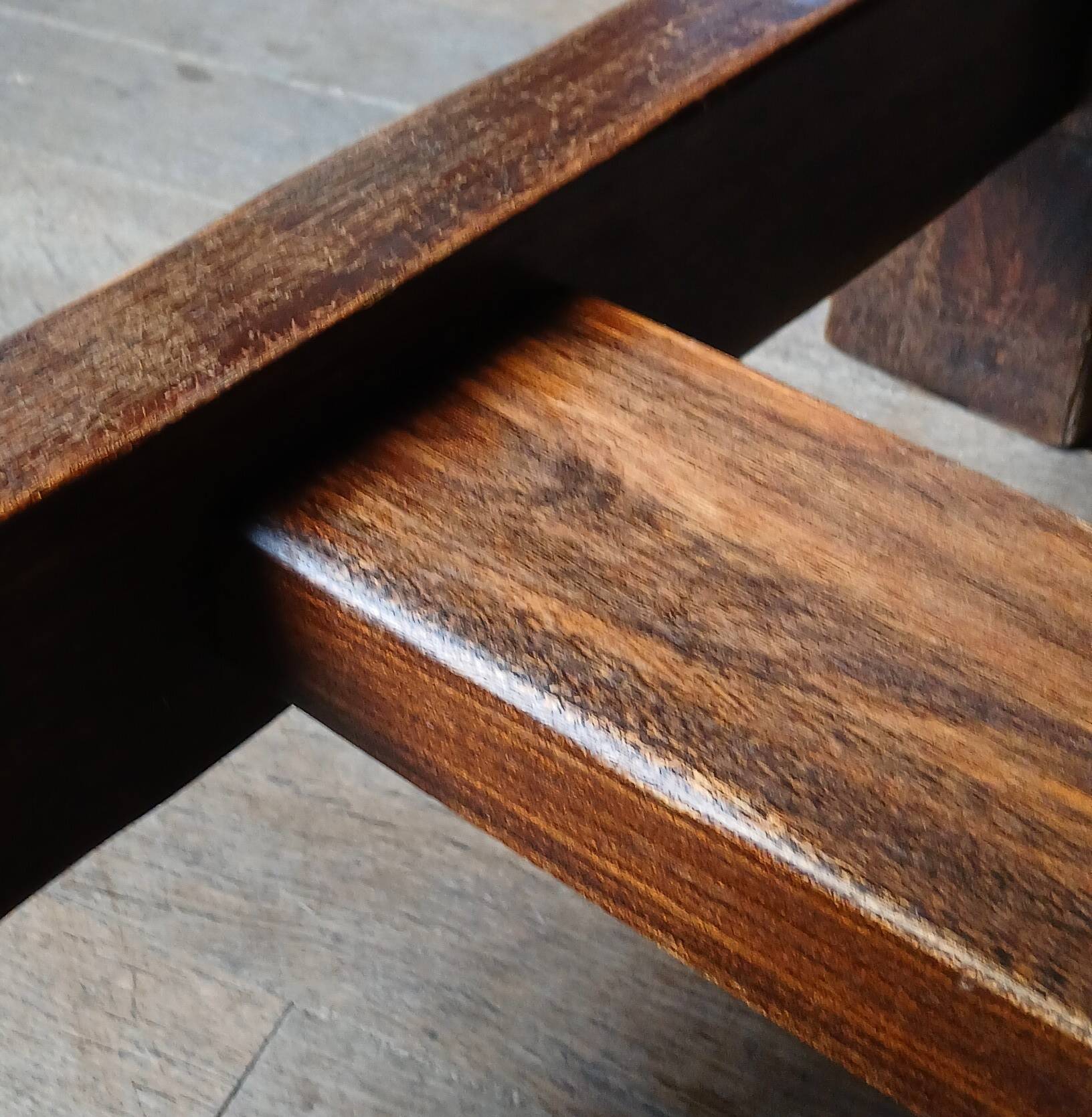 Table de ferme XXL rustique brutaliste "Olavi" en orme teinté NF meubles 12 convives