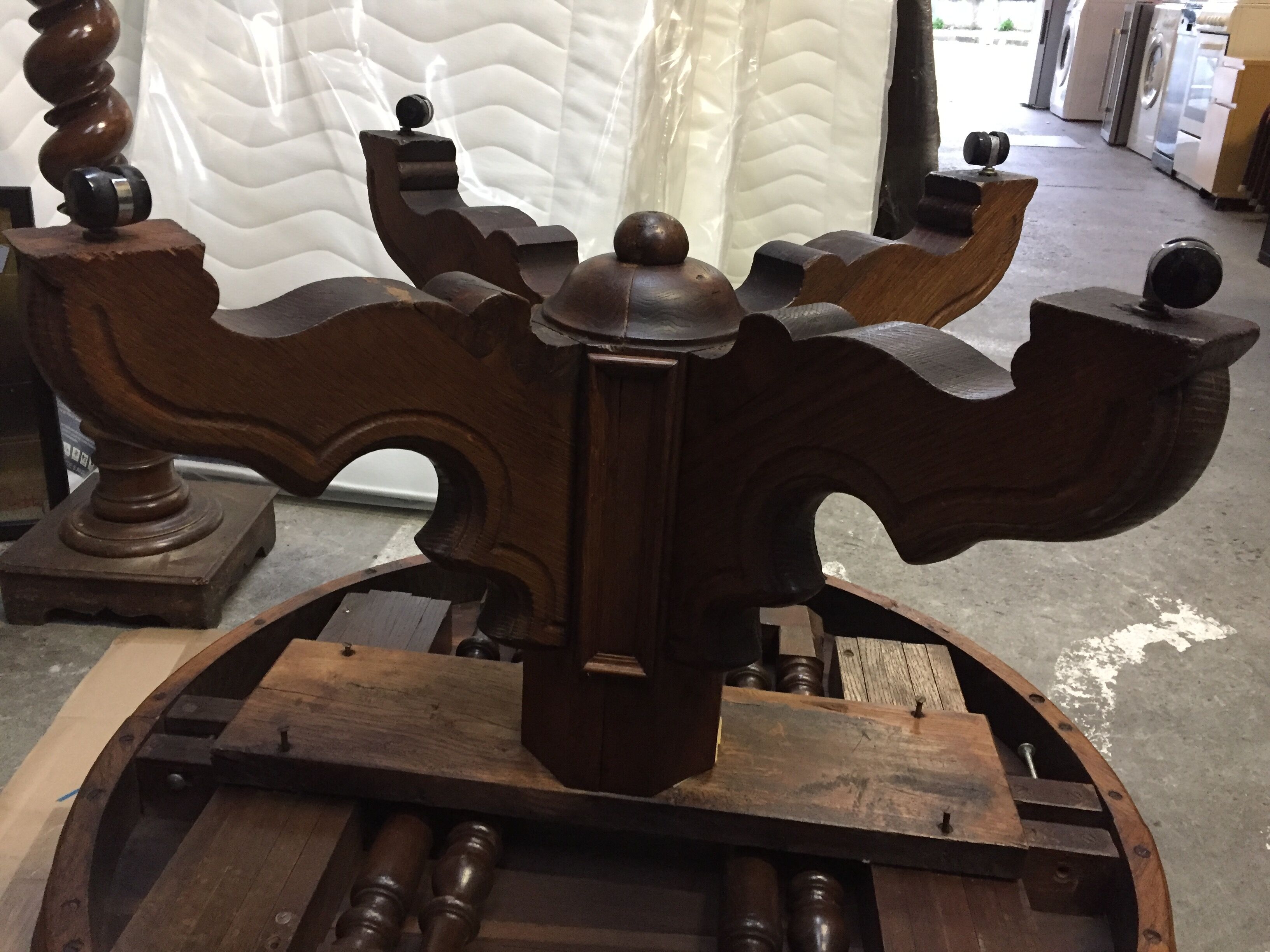 Table round central leg extensions oak end 19 th