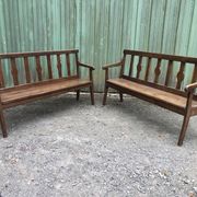 Duo de bancs anciens en chêne massif avec dossiers et accoudoirs.