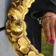 Hollywood Regency style oval Victorian mirror. In antique gold wood. 31 x 21cm