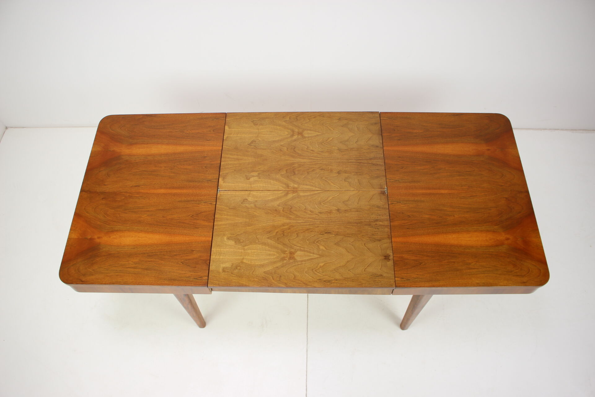Extendable dining table designed by Jindřich Halabala for UP Závody, 1957.