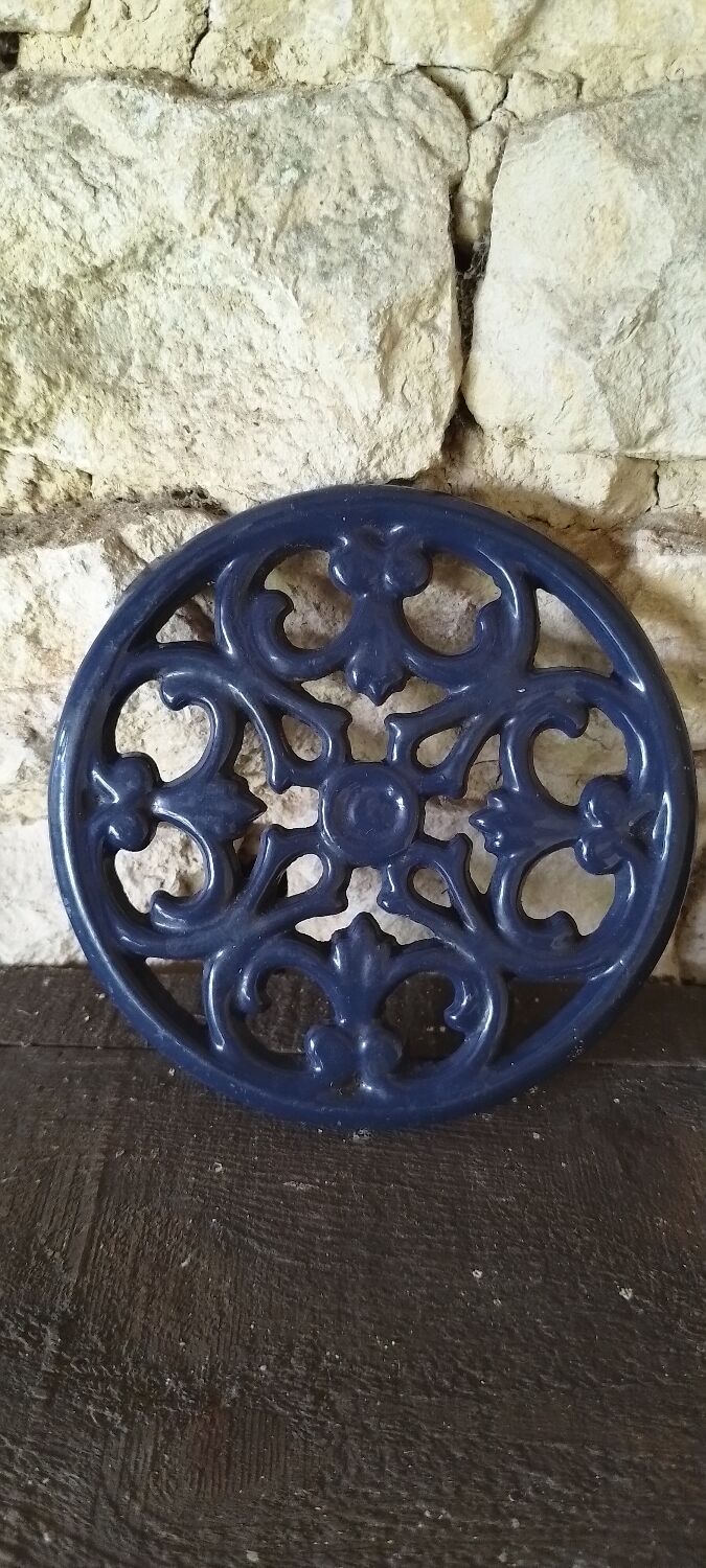 Enamelled cast iron trivet