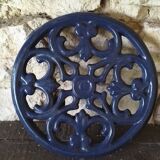 Enamelled cast iron trivet