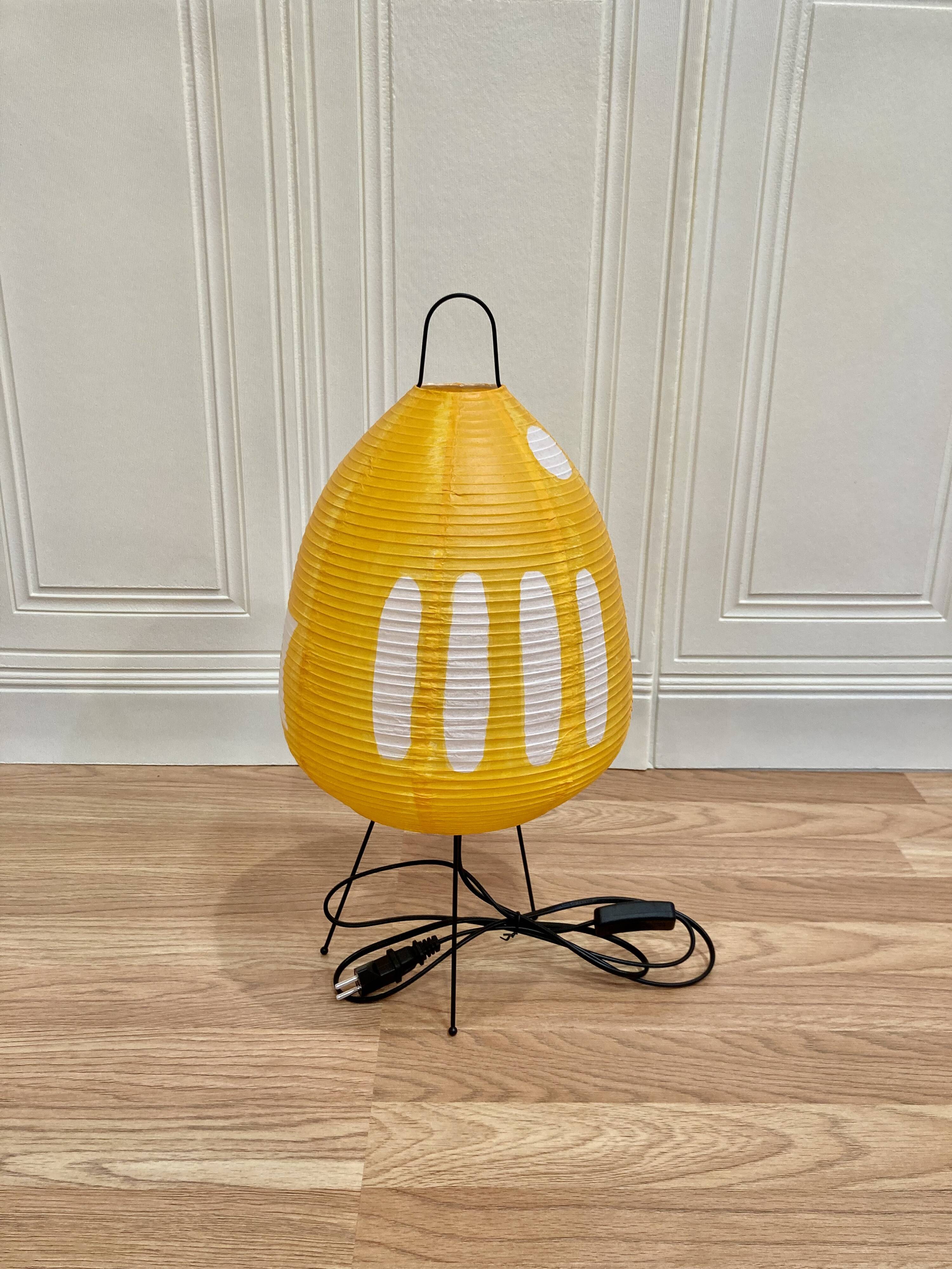 Lampe jaune "design papier et métal".