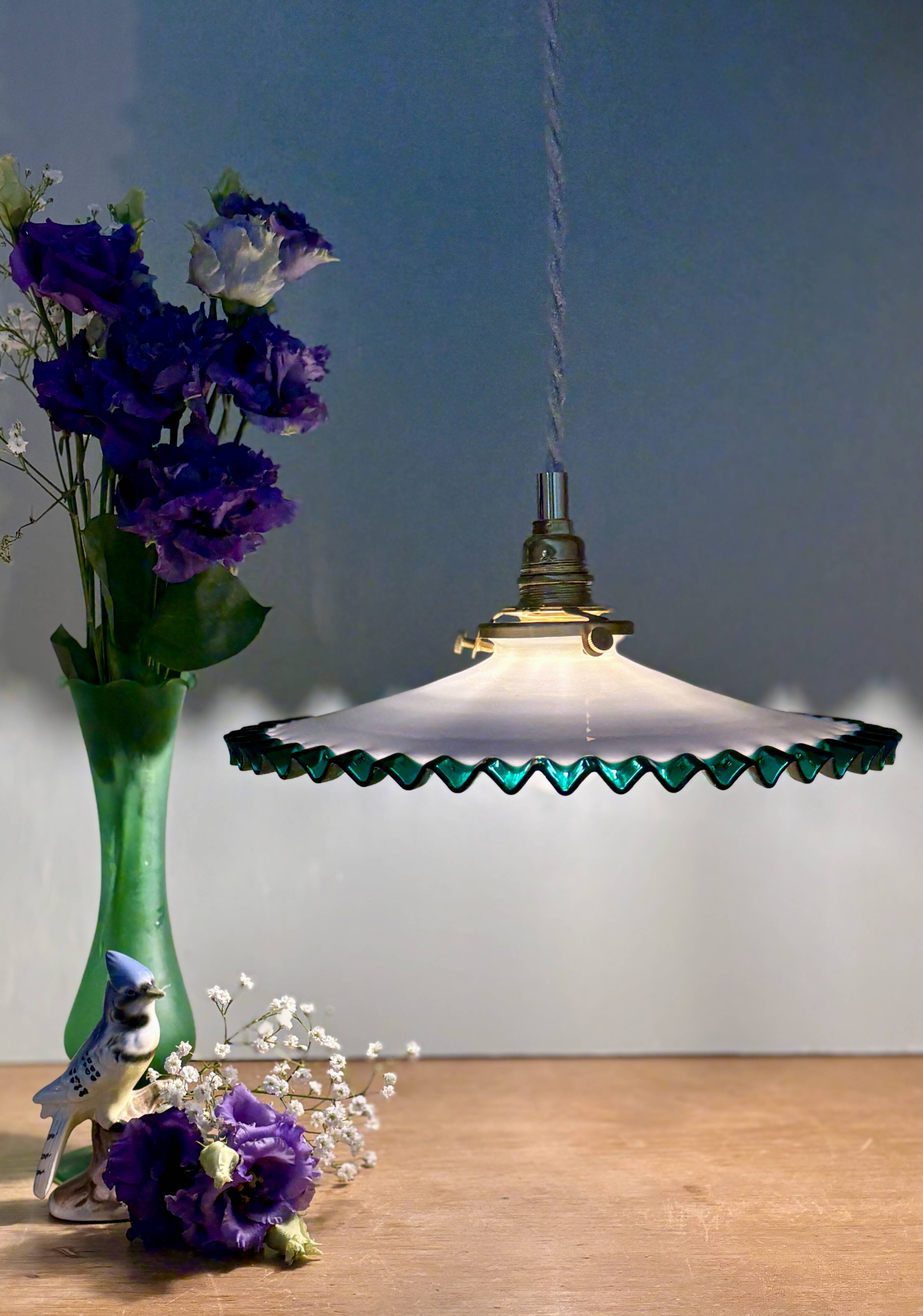 Suspension globe vintage en opaline bleue