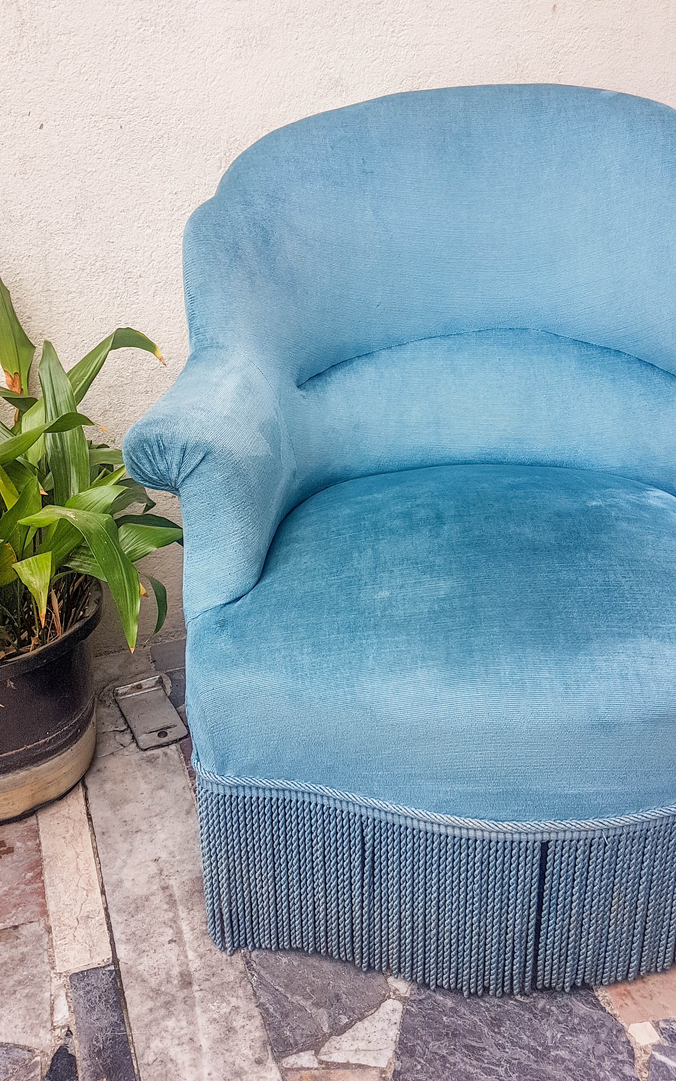 Fauteuil crapaud vintage velours bleu années 70