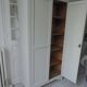 Armoire parisienne vintage réenchantée en gris perle.