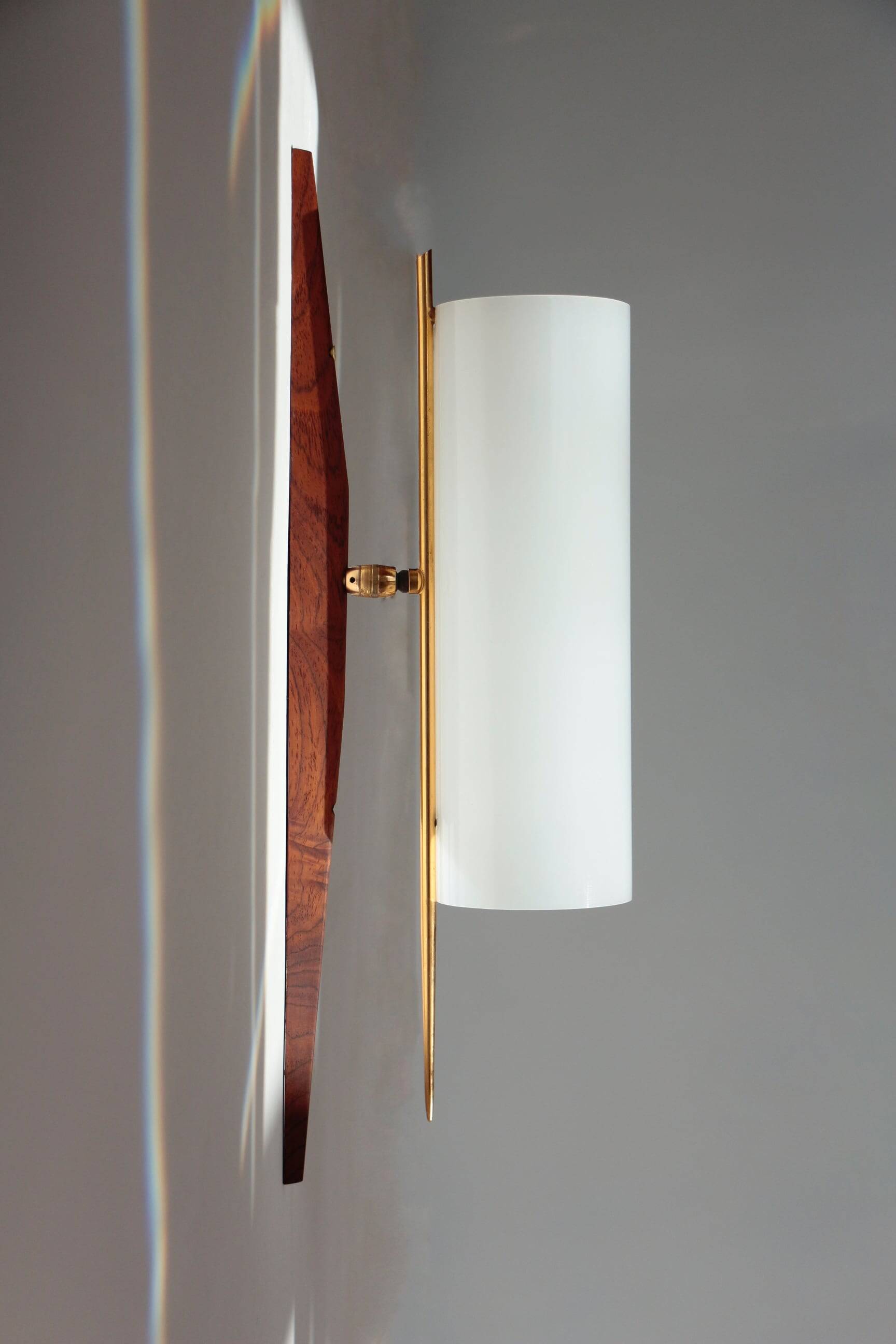Modernist adjustable wall lights in teak and brass – 1950