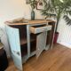 Buffet art déco (années 1920/1930) relooké vert sauge clair avec ses 3 plateaux en marbre et poignées d’origine