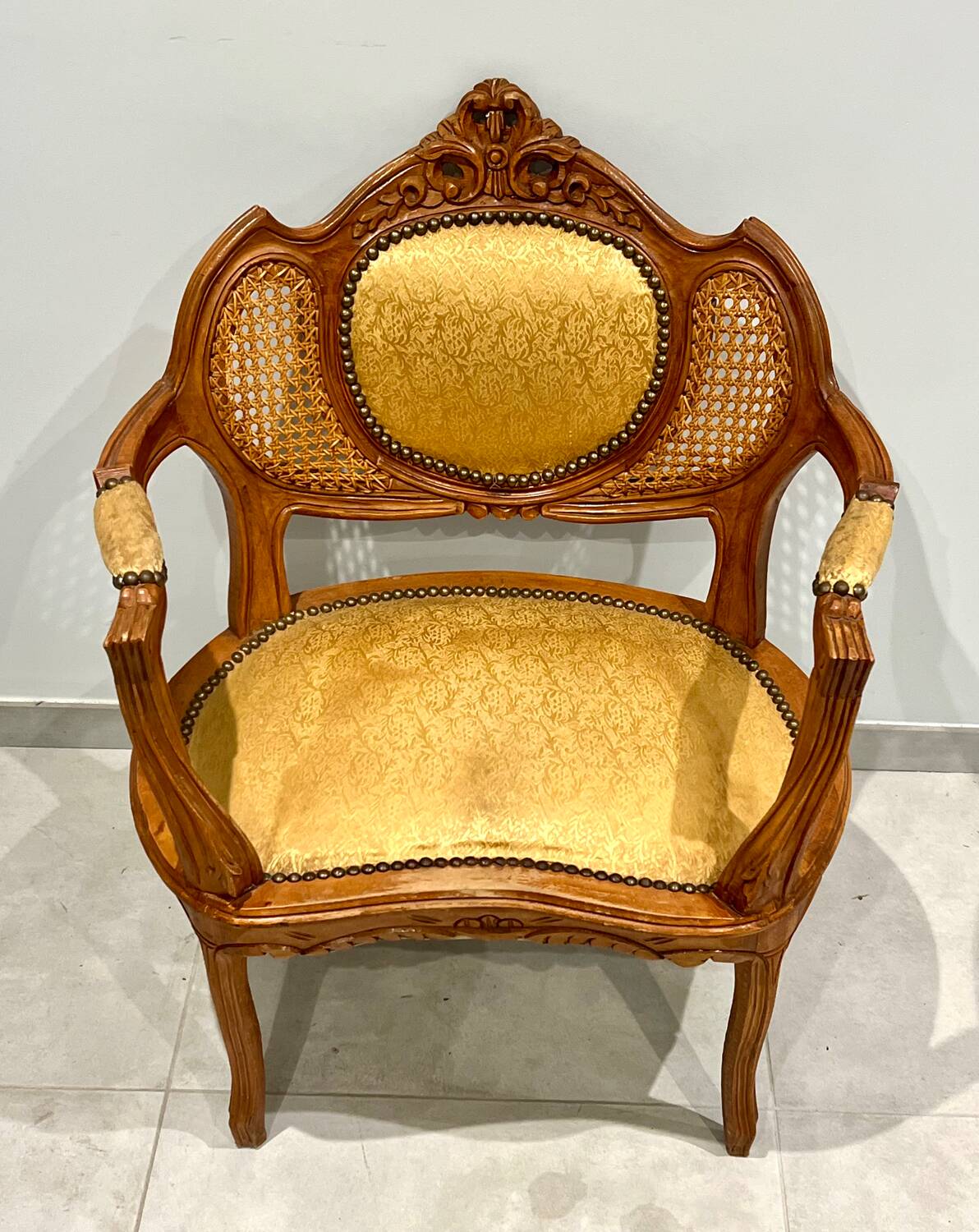 Louis XVI living room, four fluted and molded rooms