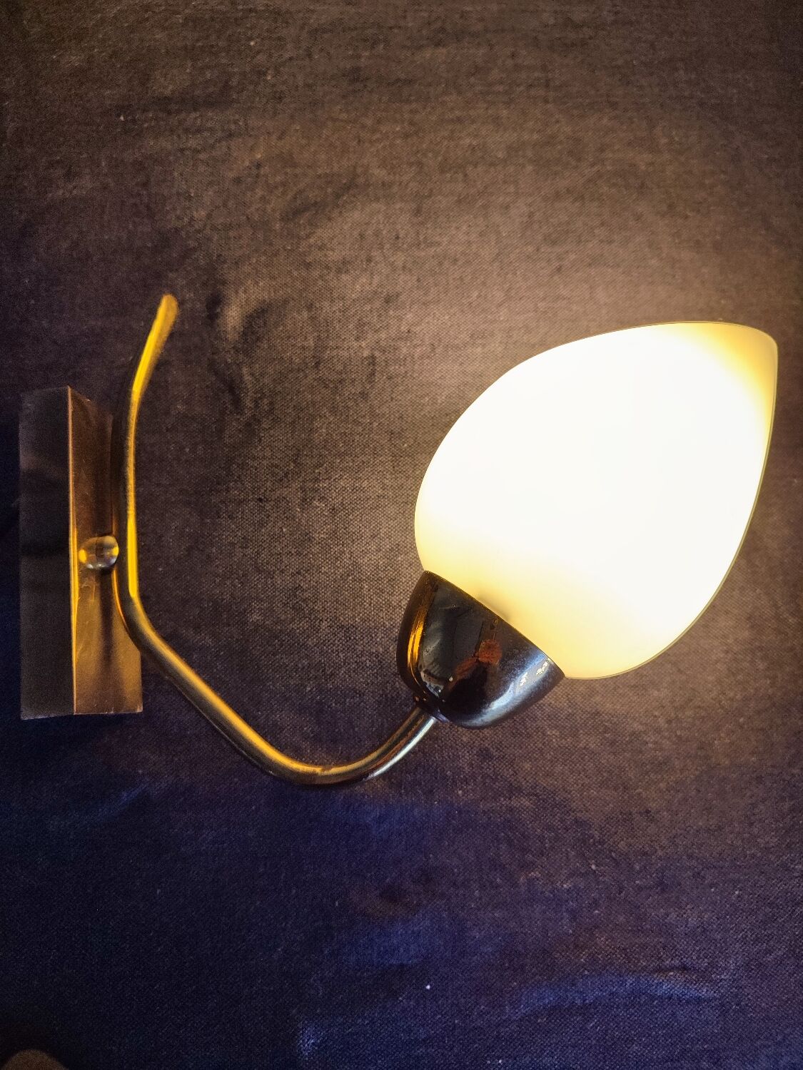 Wall lamp in brass and vintage opaline