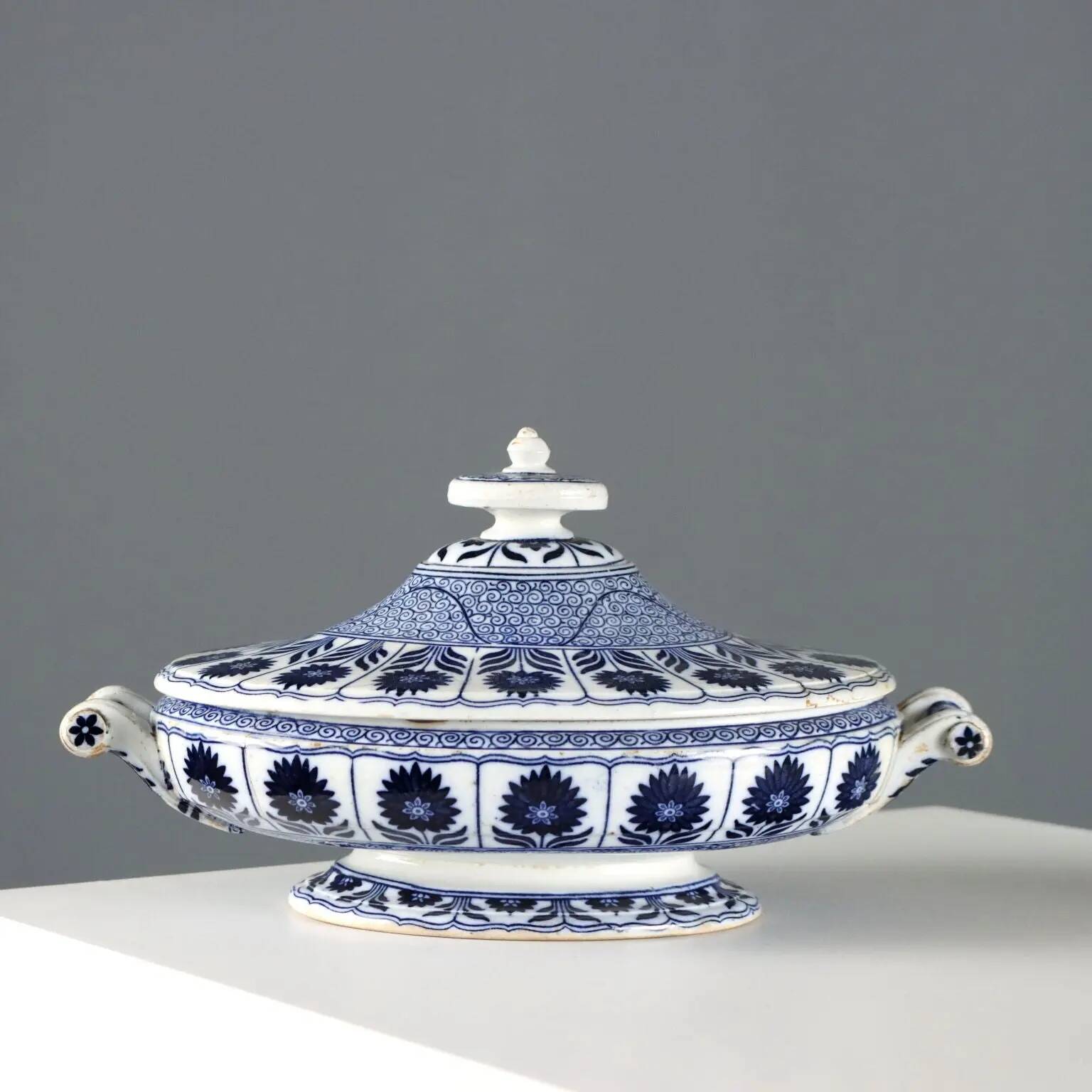 Antique vegetable dish in porcelain, Minton factory, England 1800s.