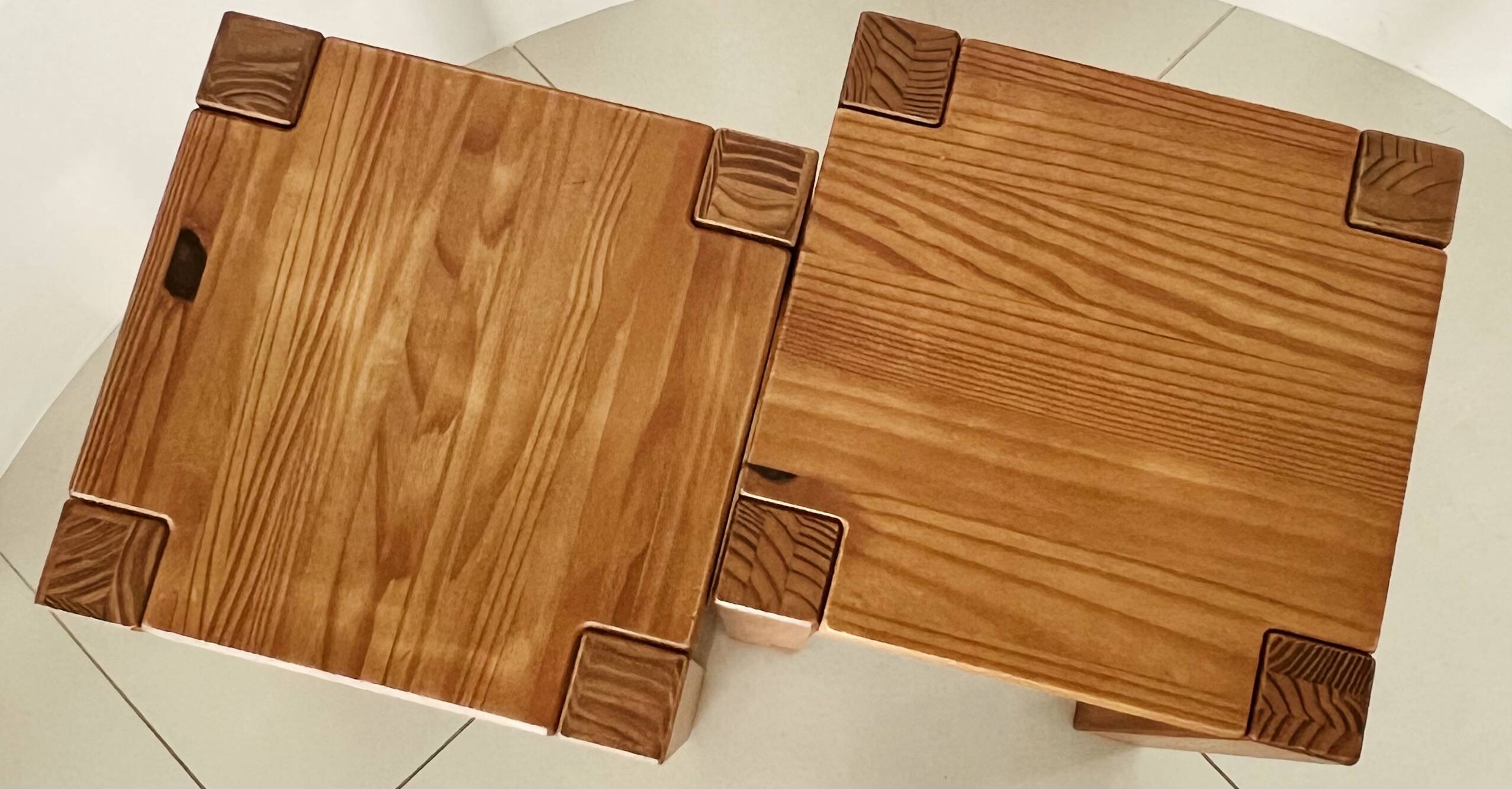Paire de tabourets brésiliens en bois exotique