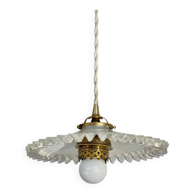 Suspension opaline art deco avec balcon laiton à dentelles