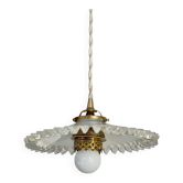 Suspension opaline art deco avec balcon laiton à dentelles