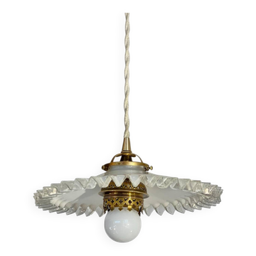 Opaline suspension in Art Deco style with a brass balcony featuring lace details.