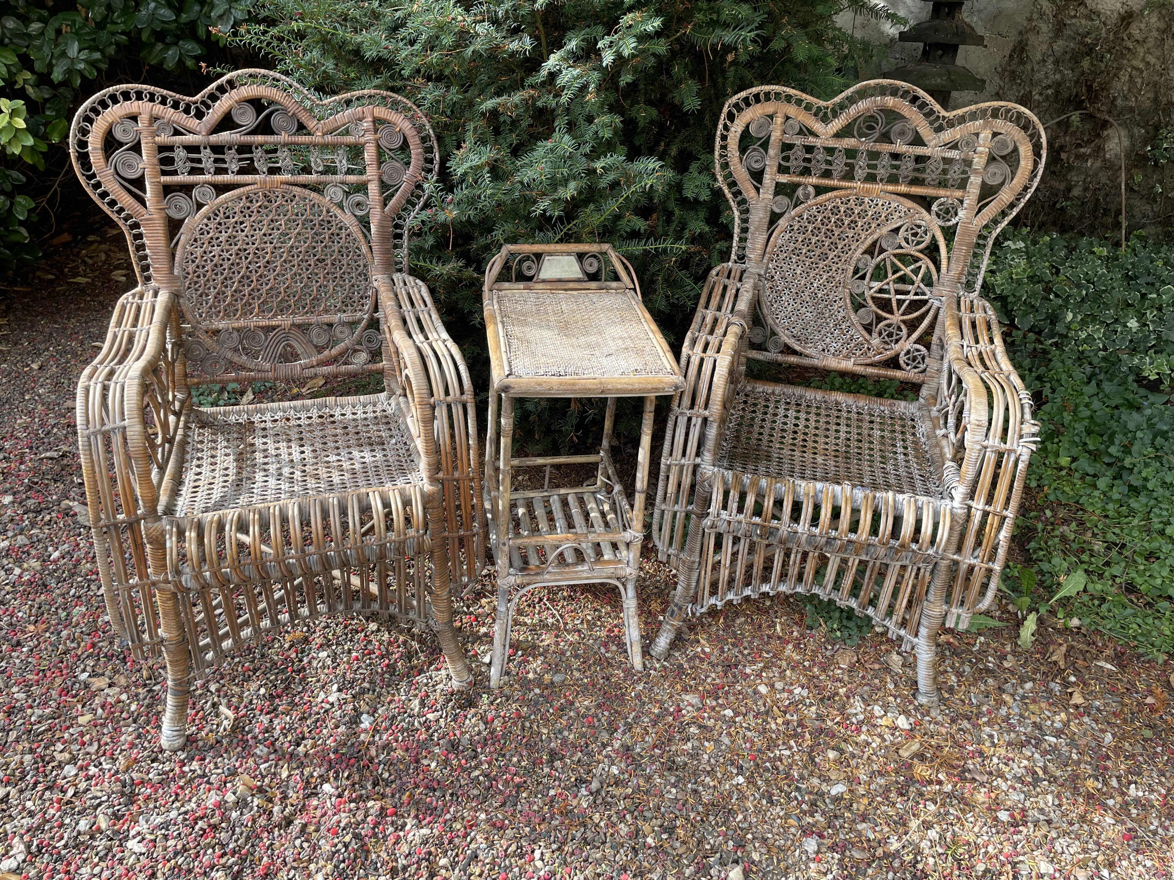 Paire de fauteuils anciens en rotin