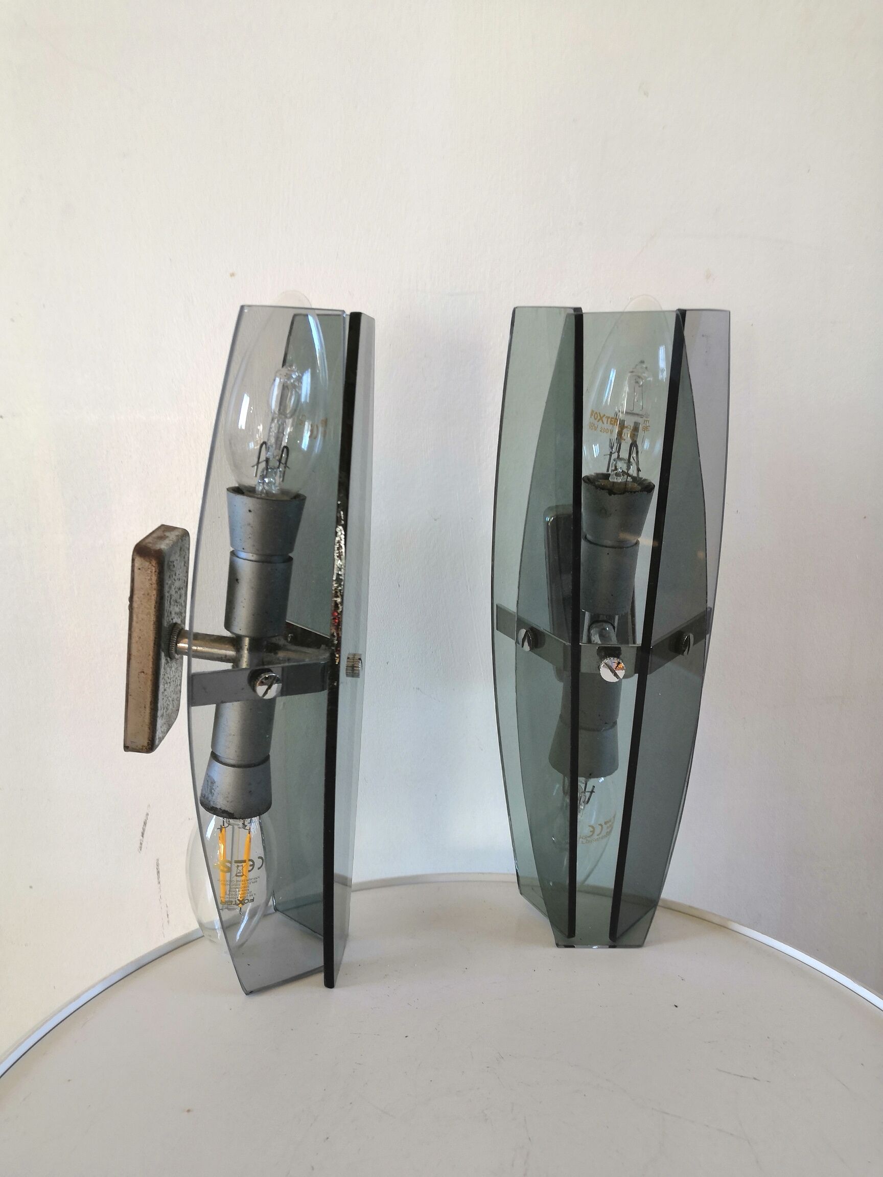 Paire d'appliques en verre bleuté design années 70