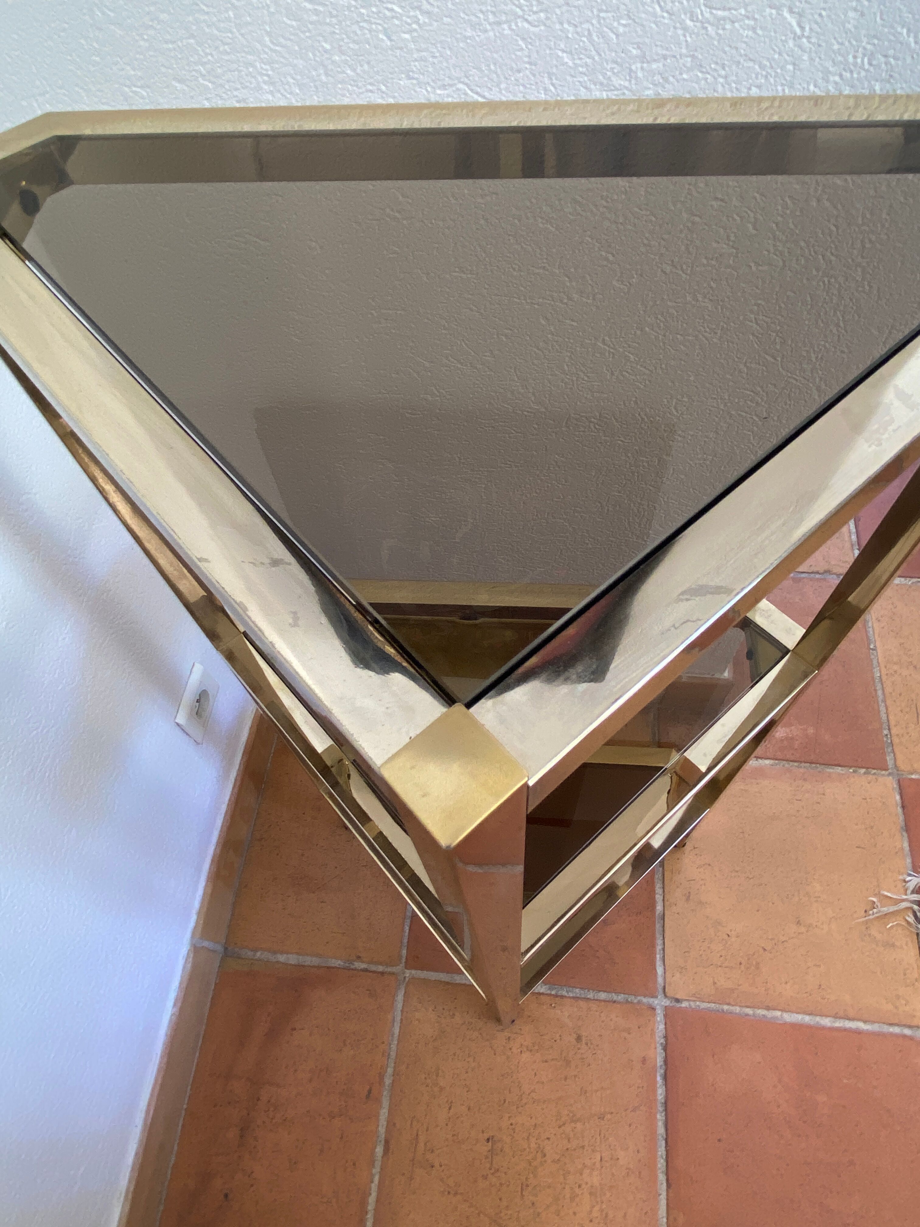Console d’angle en laiton et verre fumés