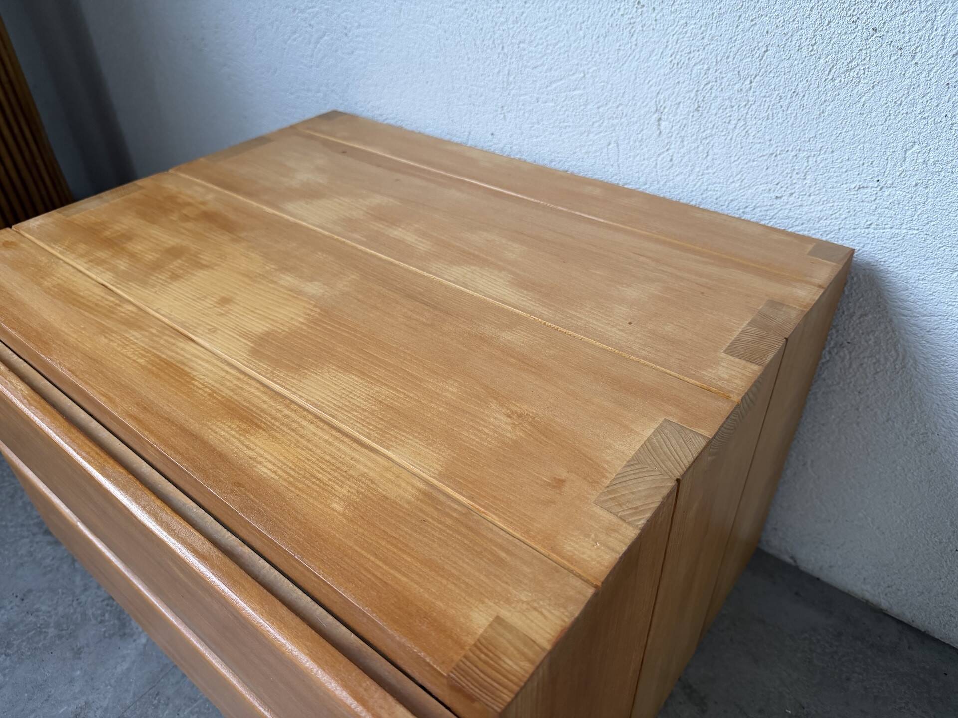 Regain bedside table in solid elm