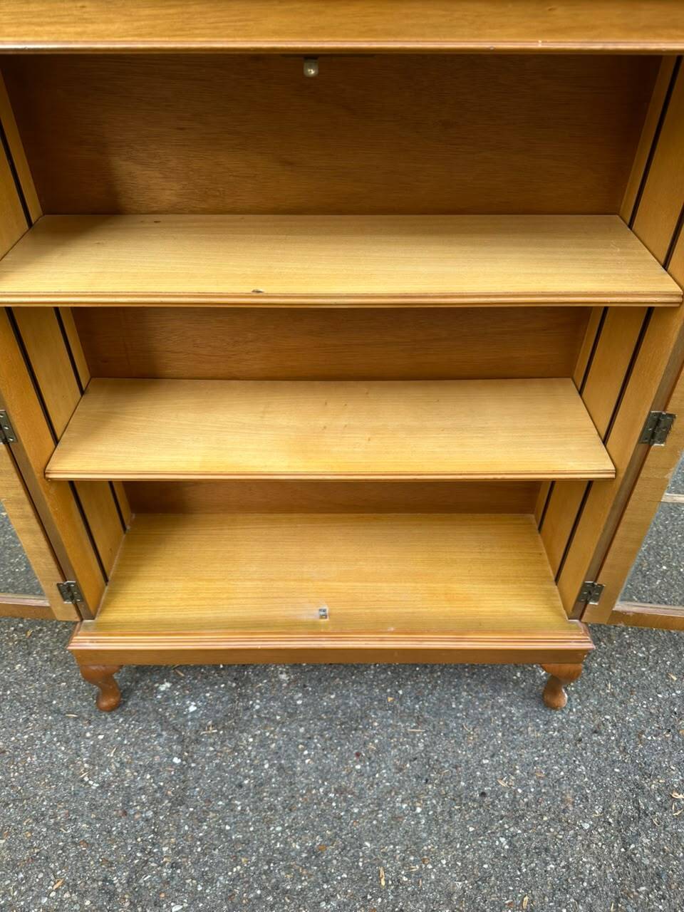 Chippendale display cabinet in wood, English Queen Anne dresser bookcase from 1960.