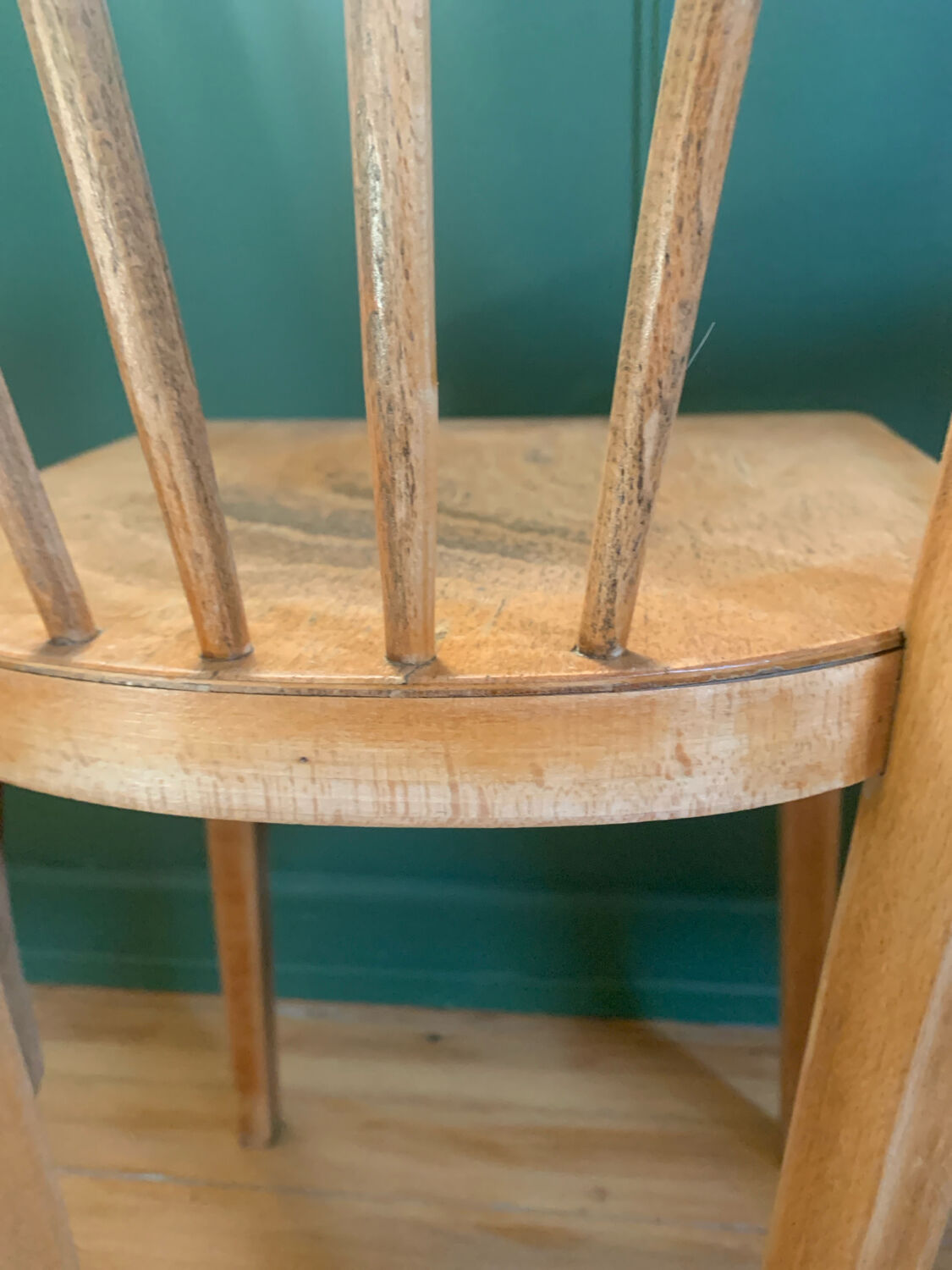 2 Scandinavian chairs inspired by Windsor.