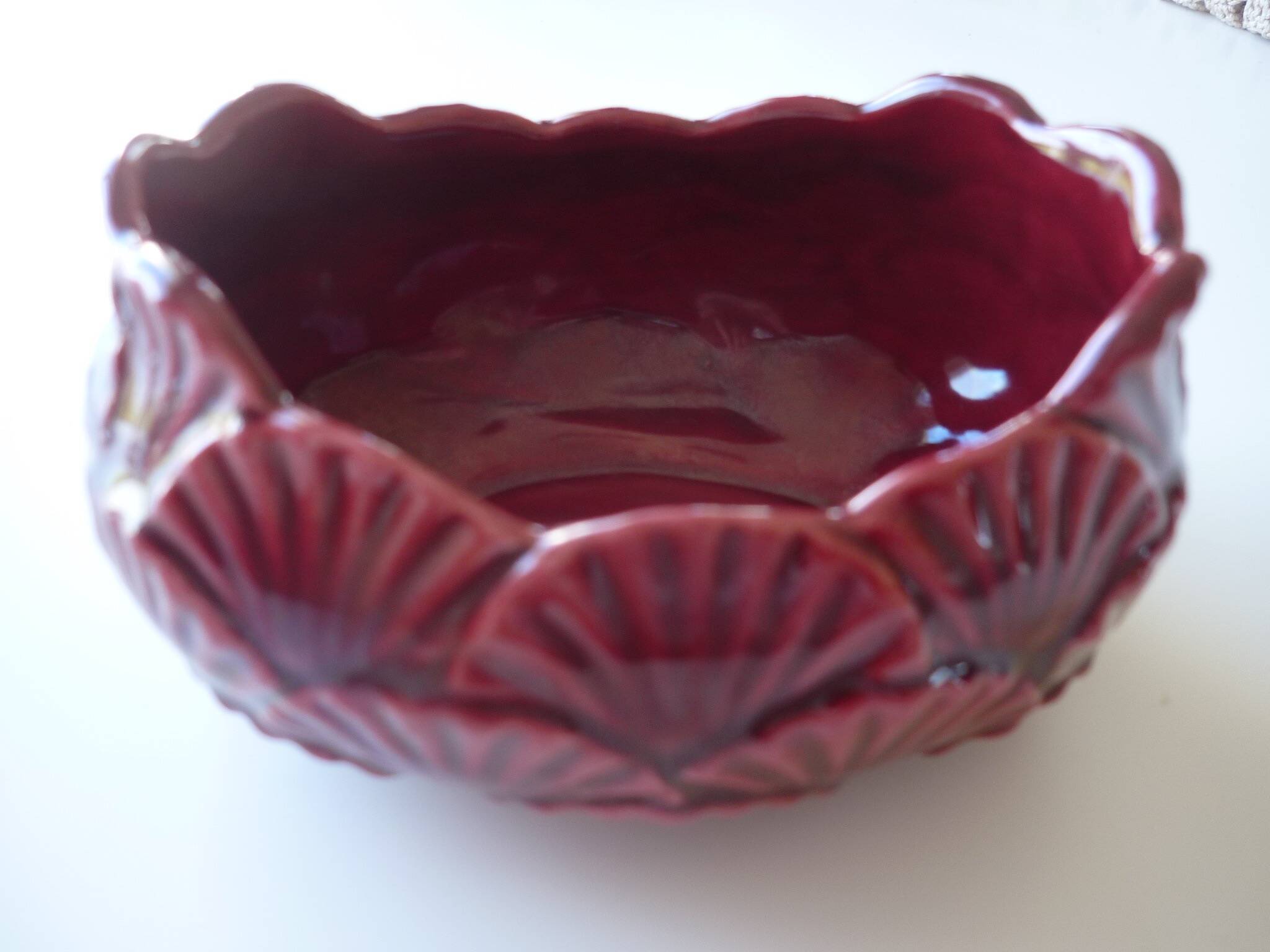 Empty art-deco scallop shell pocket