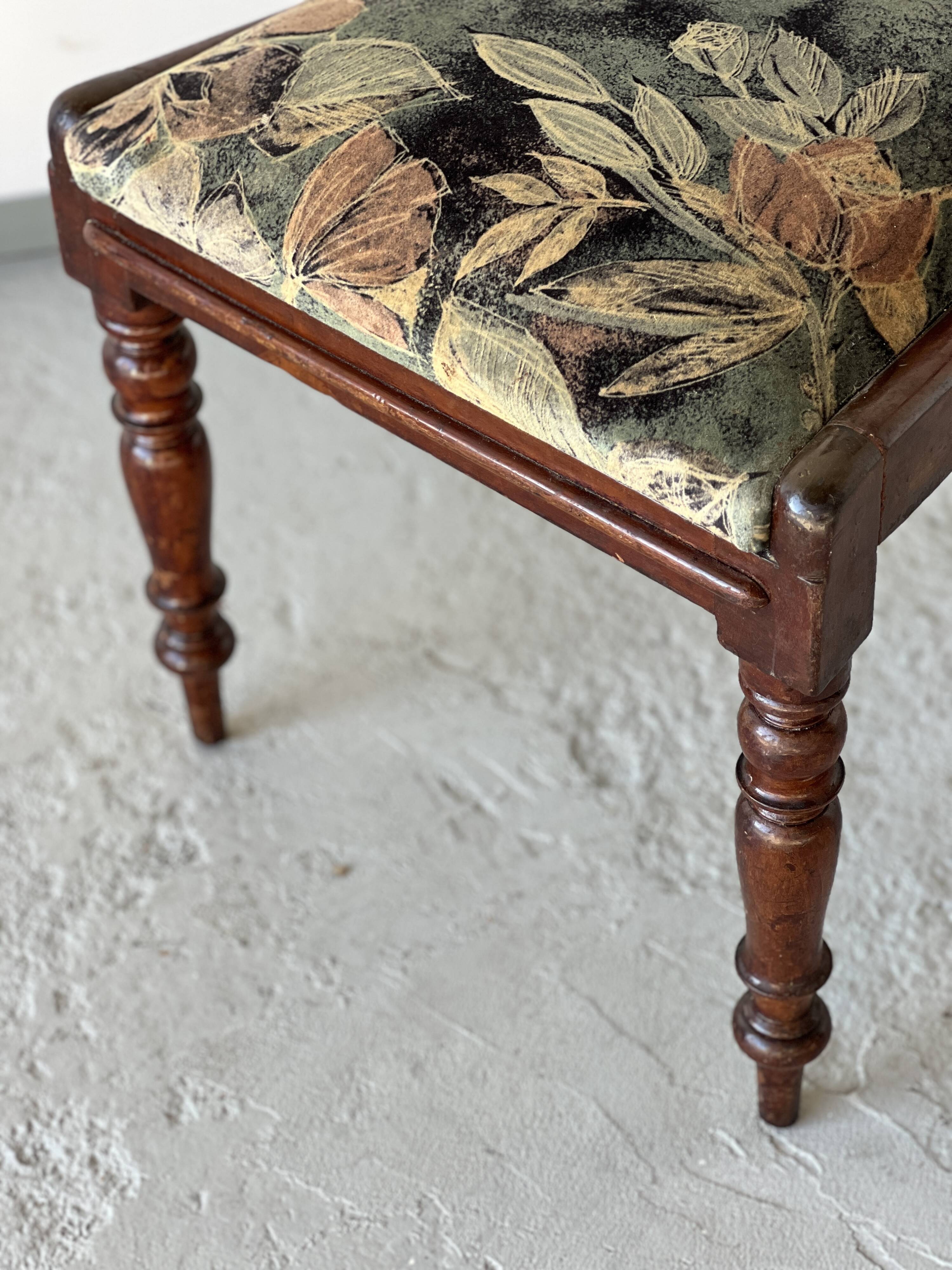 19th century mahogany dining room table and chair set, England, 1850s