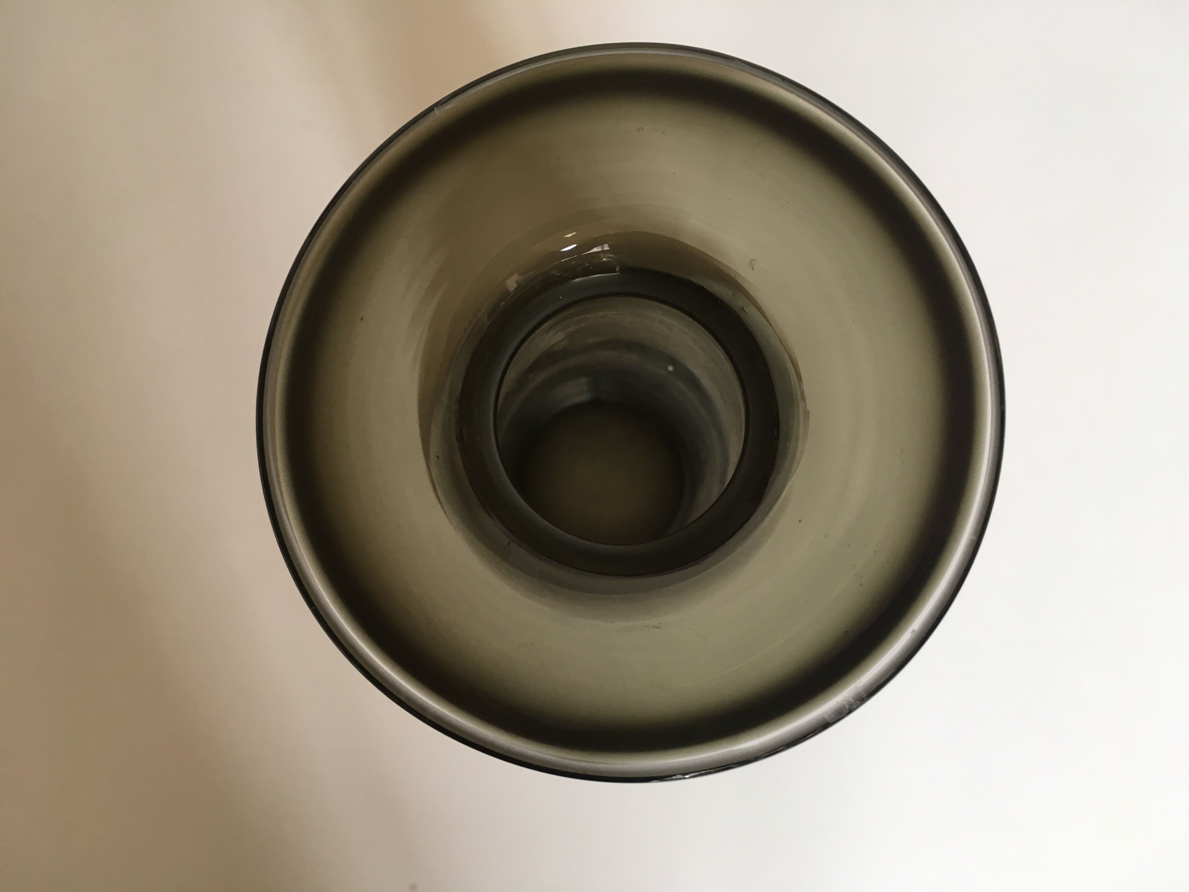 Vase mid century scandinave en verre gris kaki