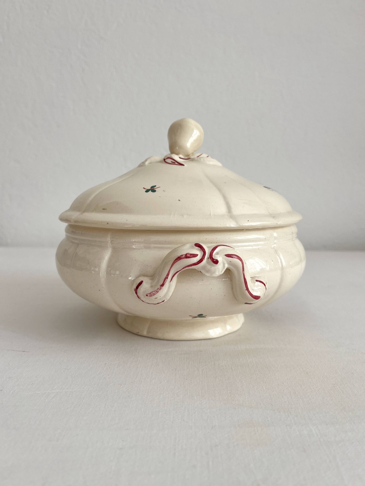 Petite soupière en faïence ivoire fleurs Digoin Sarreguemines vintage