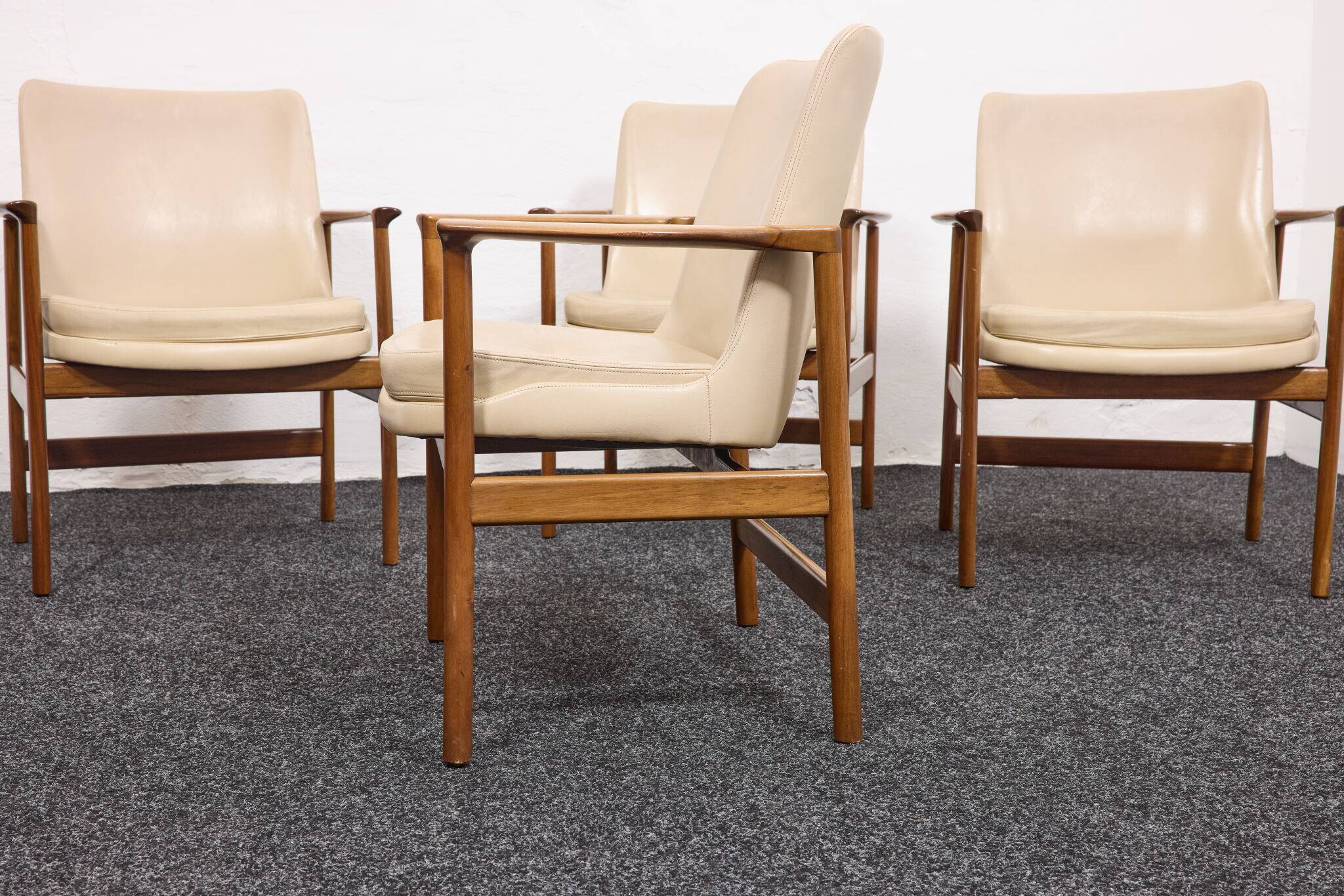 Chaises de salle à manger/conférence vintage avec accoudoirs en noyer et cuir vinyle d'origine b