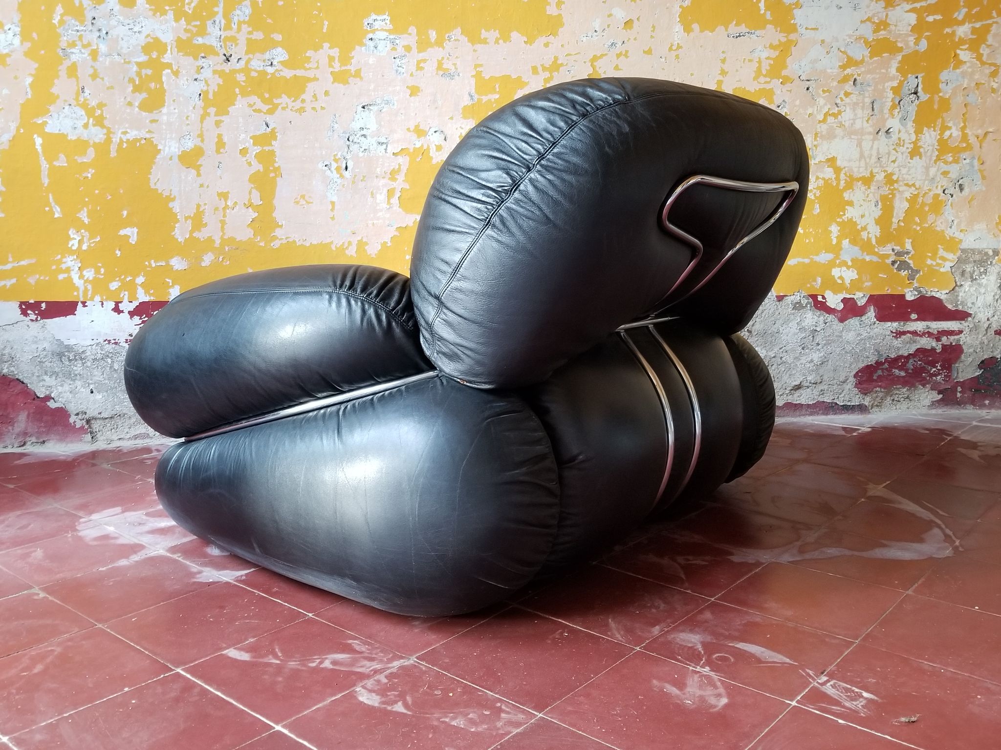 Set of 2 okay black leather lounge chairs by Adriano Piazzesi, 1970