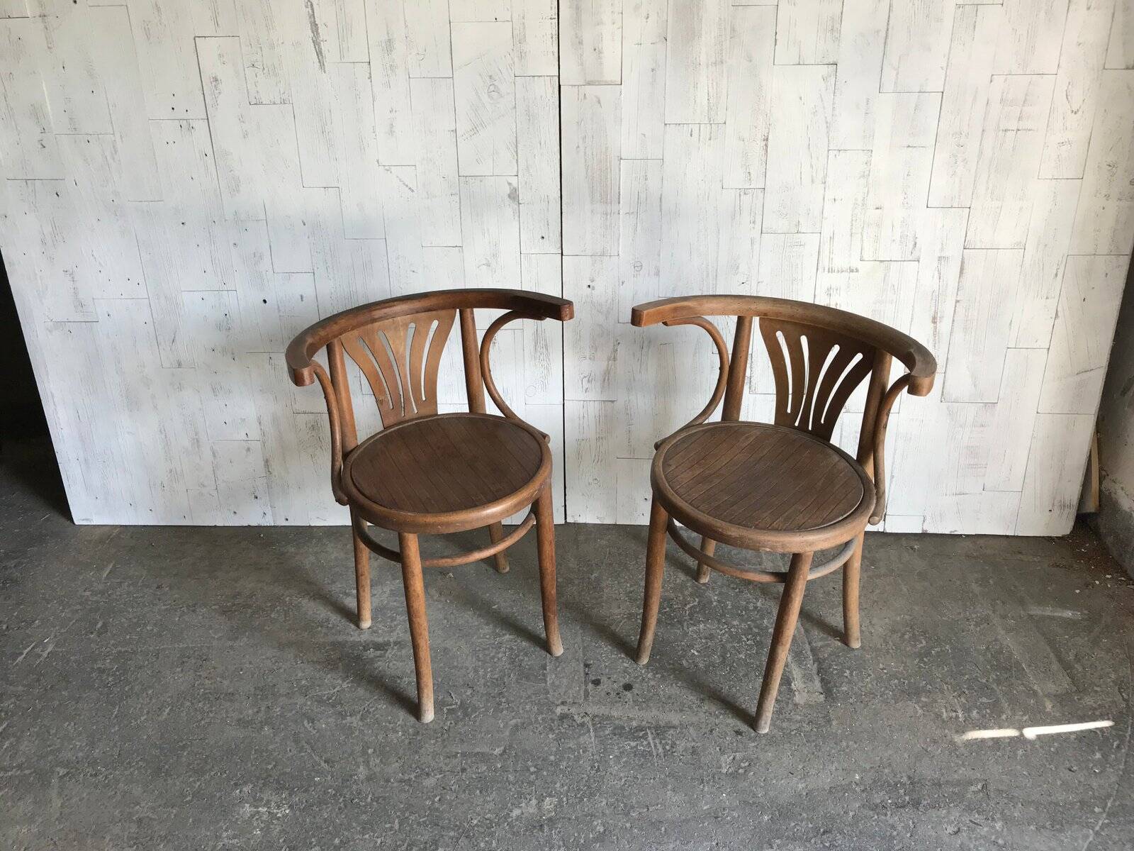 Pair of Thonet bistro chairs in brown wood, bentwood design from the 1930s.