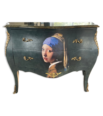 Commode patinée galbée de style Louis XV